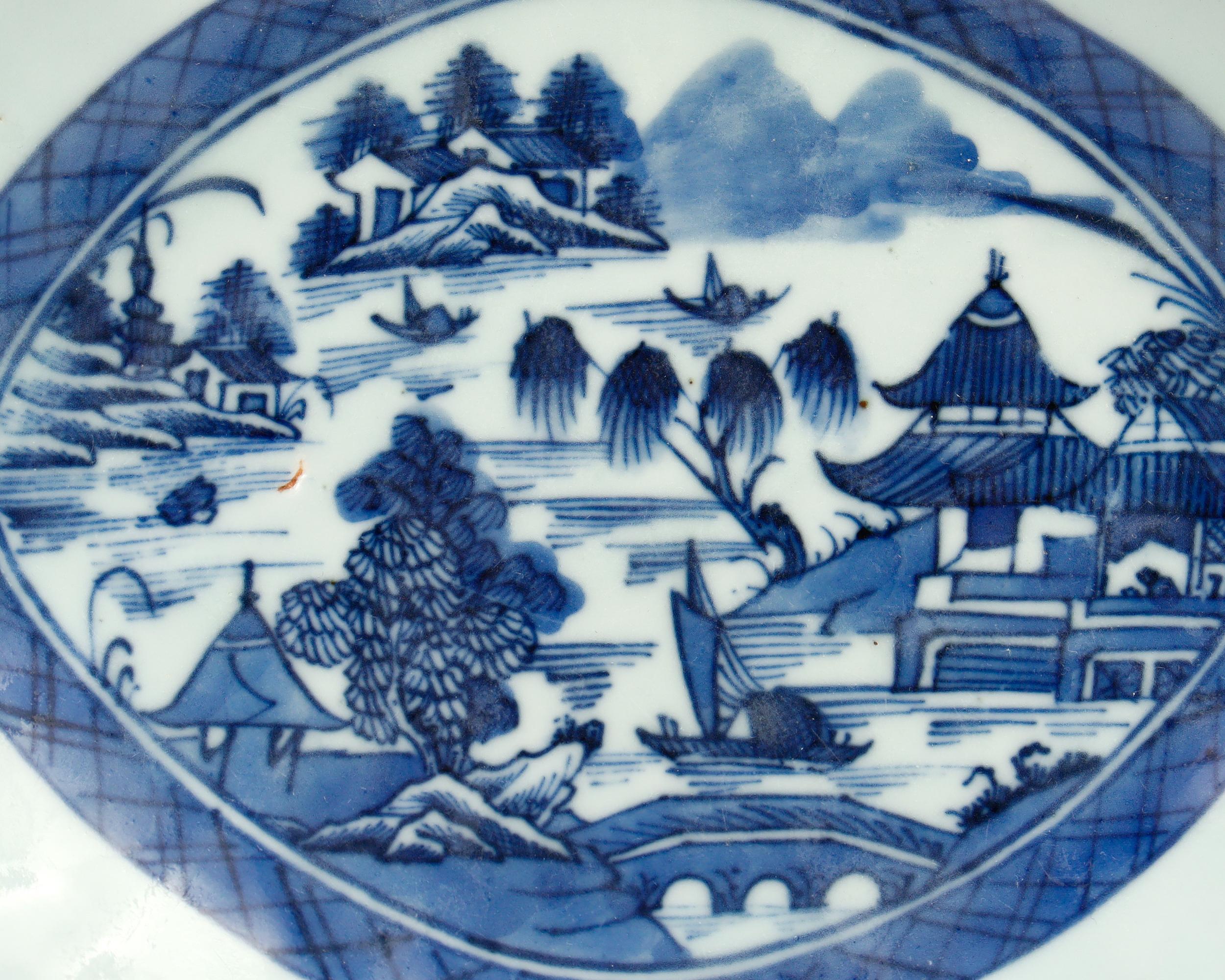 Antike chinesische Export Blau & Weiß Kanton Porzellan Servierplatte oder Teller (Chinesischer Export) im Angebot