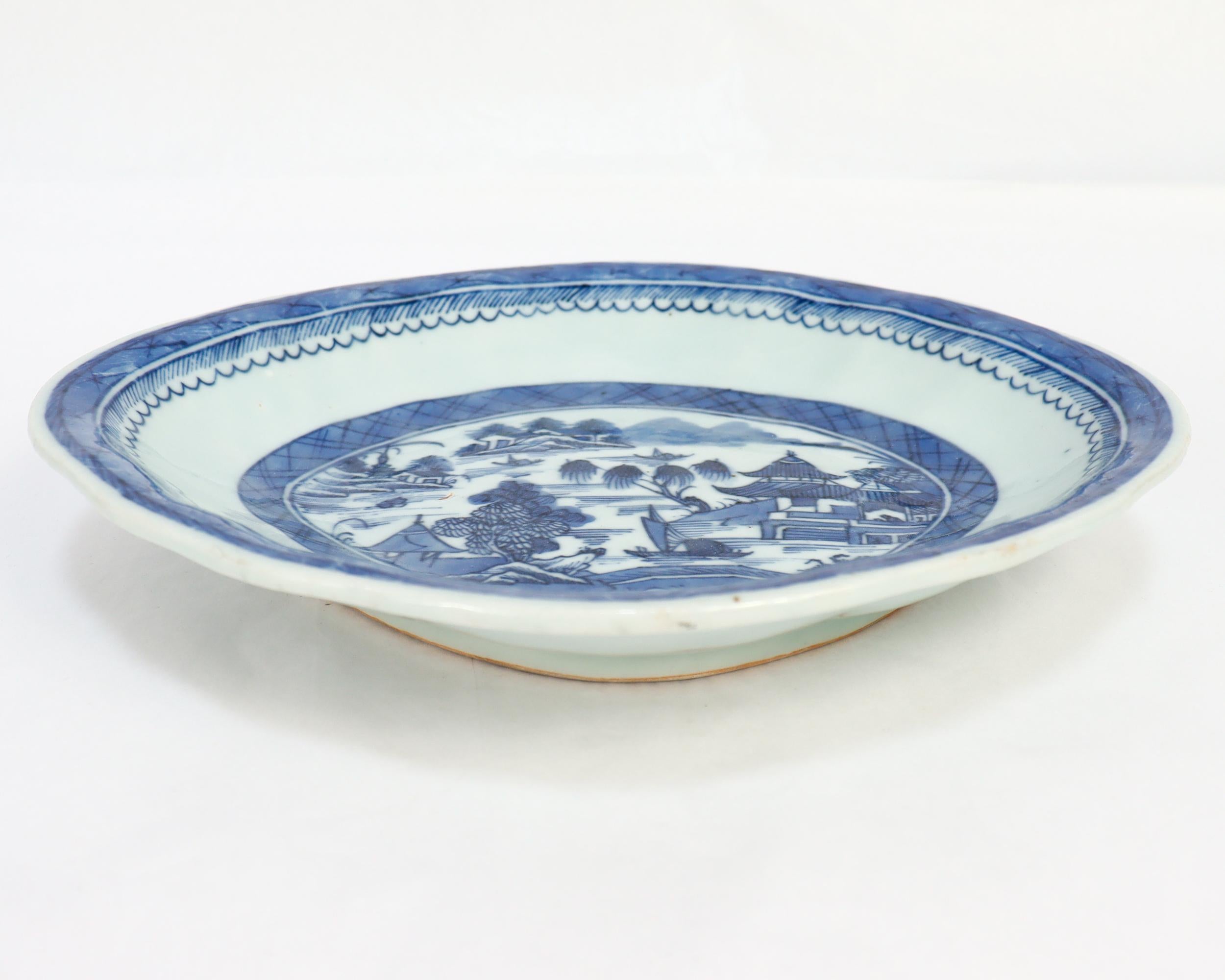 Antike chinesische Export Blau & Weiß Kanton Porzellan Servierplatte oder Teller im Zustand „Gut“ im Angebot in Philadelphia, PA