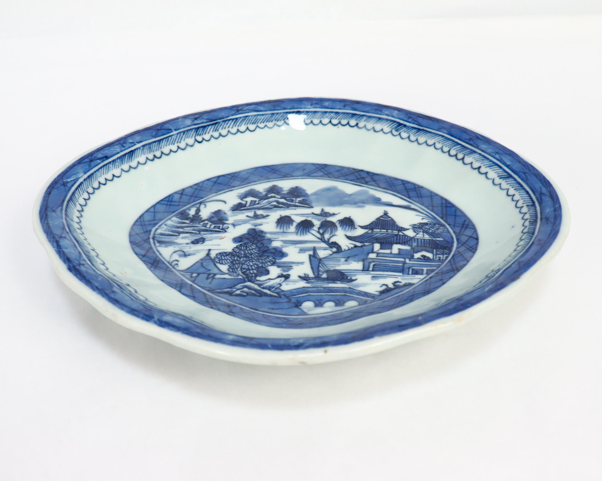 Antike chinesische Export Blau & Weiß Kanton Porzellan Servierplatte oder Teller (19. Jahrhundert) im Angebot