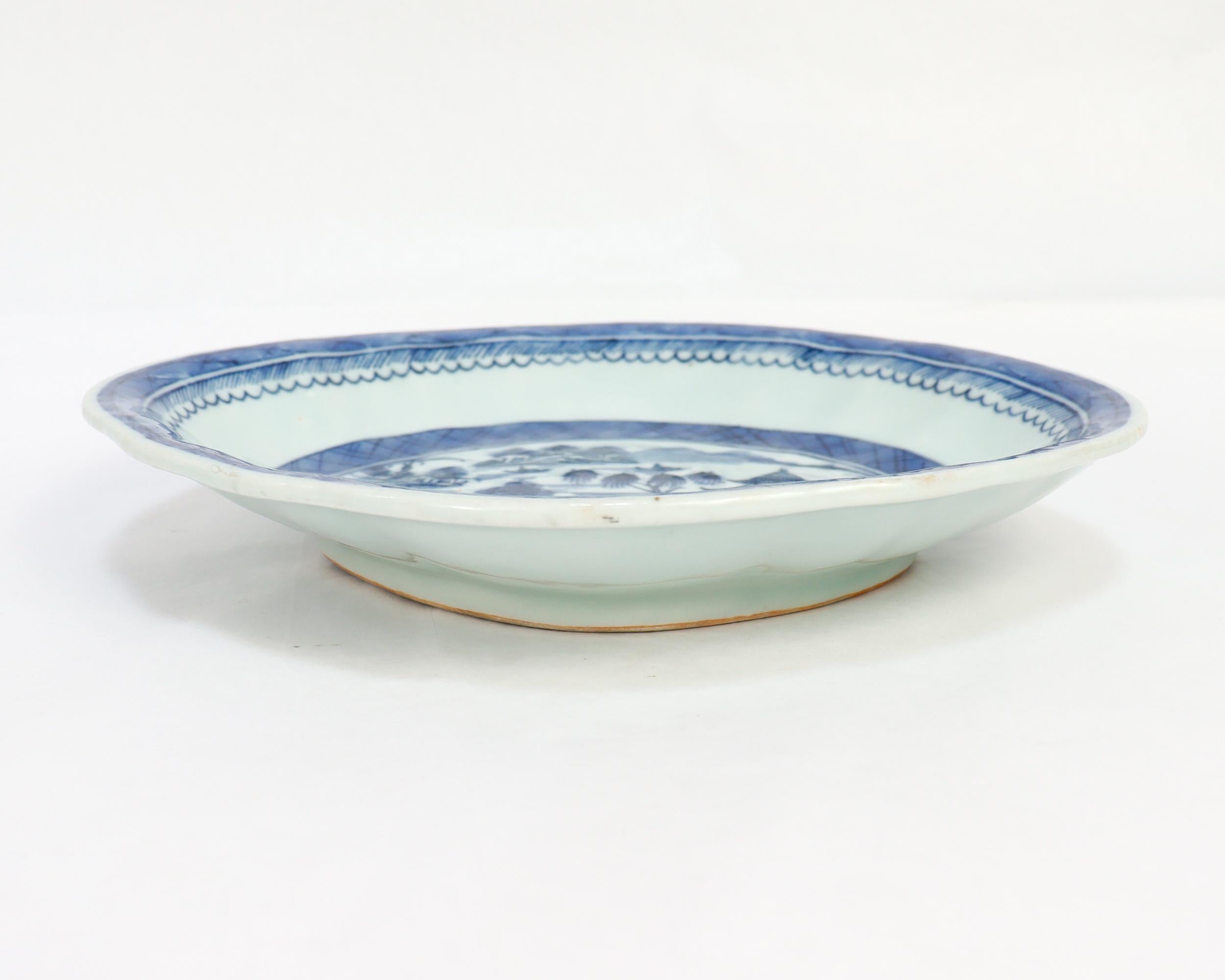 Antike chinesische Export Blau & Weiß Kanton Porzellan Servierplatte oder Teller im Angebot 1