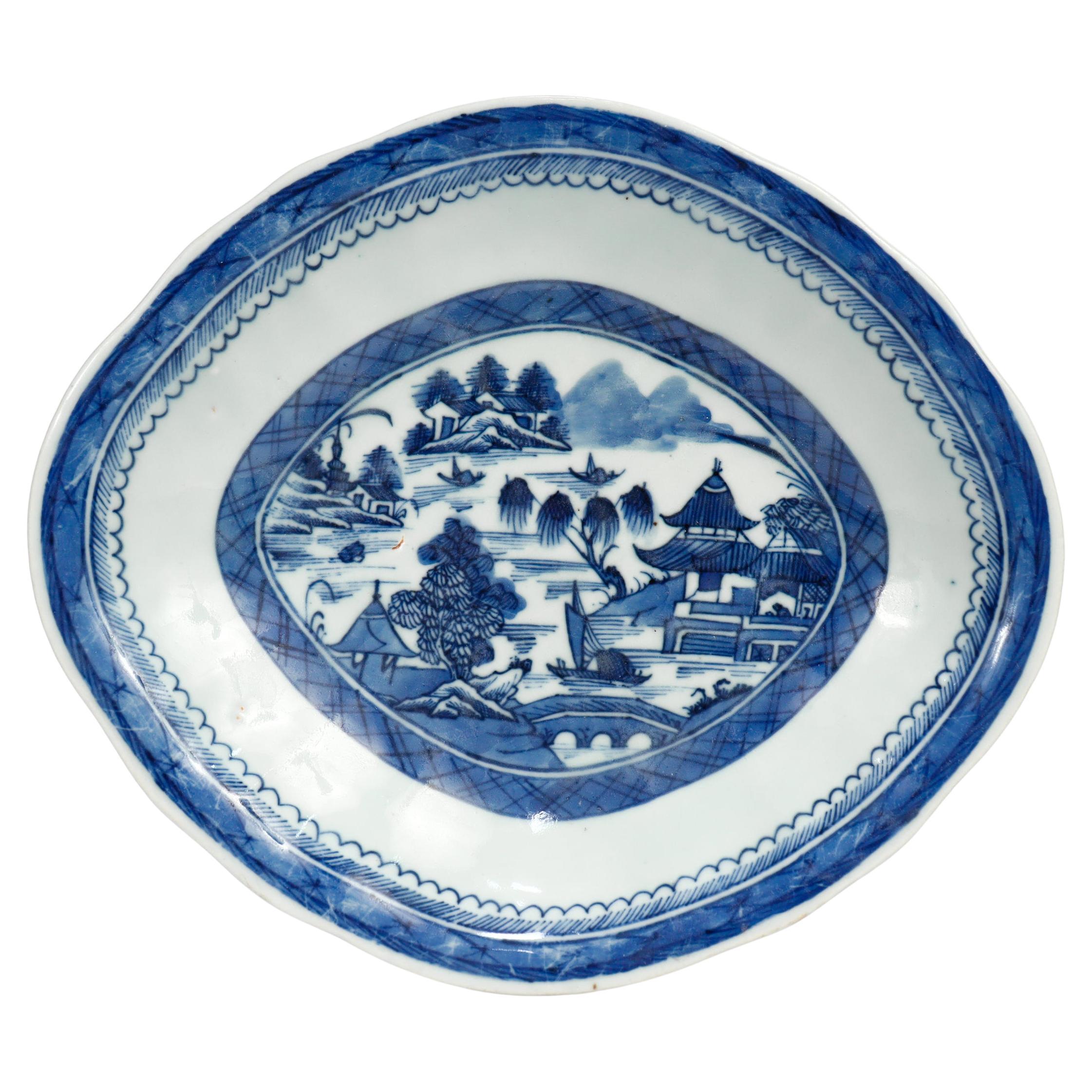 Ancien plat de service en porcelaine de Canton bleu et blanc d
exportation chinoise