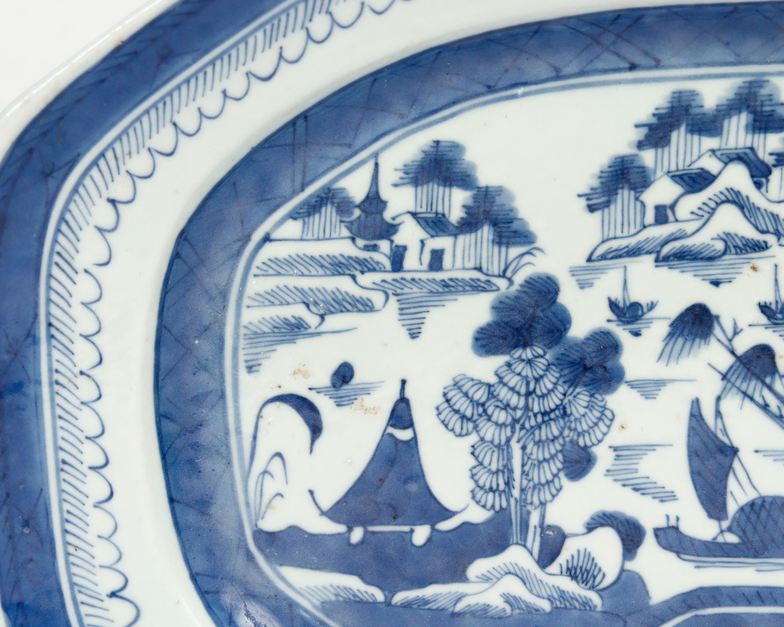 Antike chinesische Export Blau & Weiß Kanton Porzellan Servierplatte oder Tablett im Angebot 4