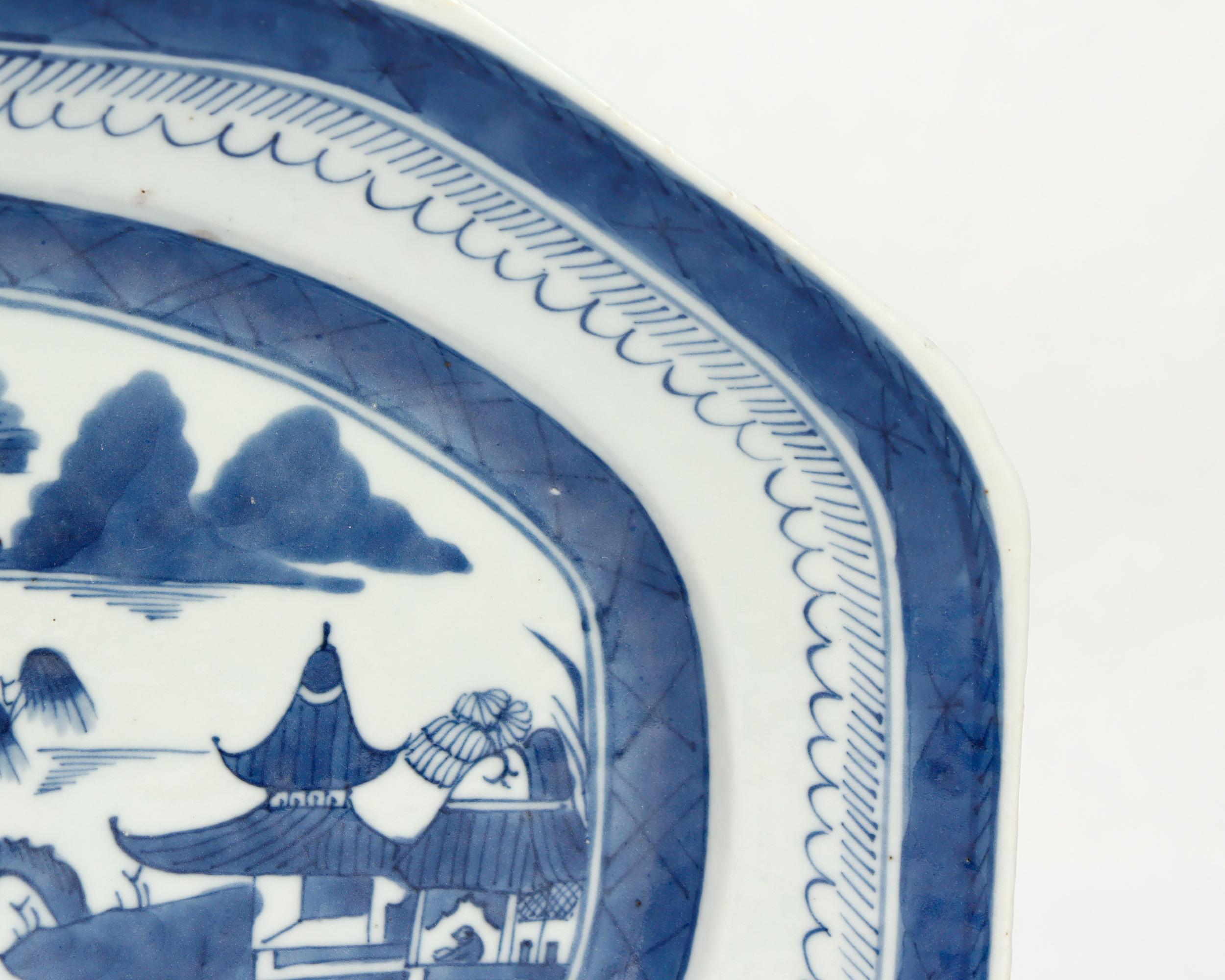 Antike chinesische Export Blau & Weiß Kanton Porzellan Servierplatte oder Tablett im Angebot 7