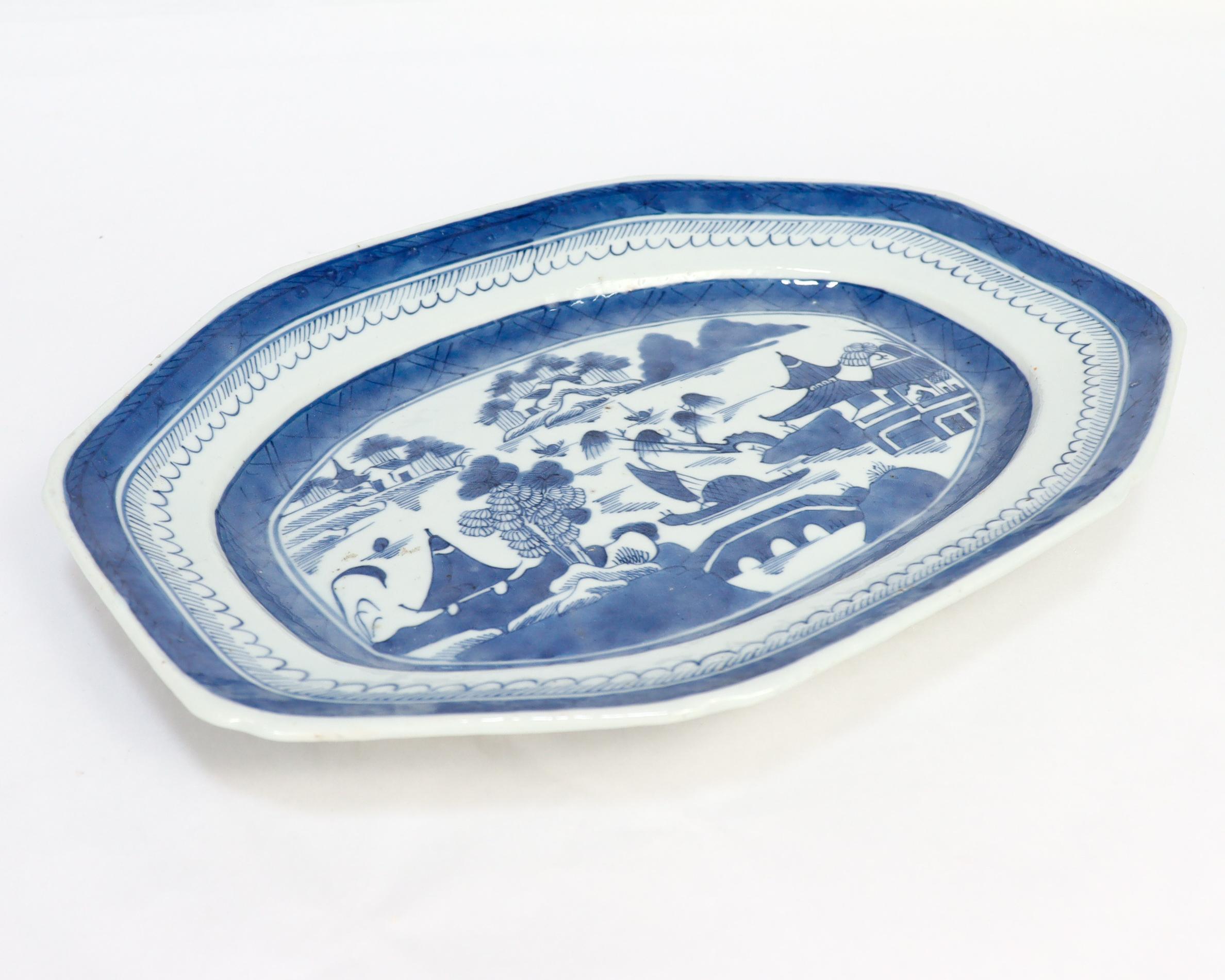 Antike chinesische Export Blau & Weiß Kanton Porzellan Servierplatte oder Tablett (Chinesisch) im Angebot