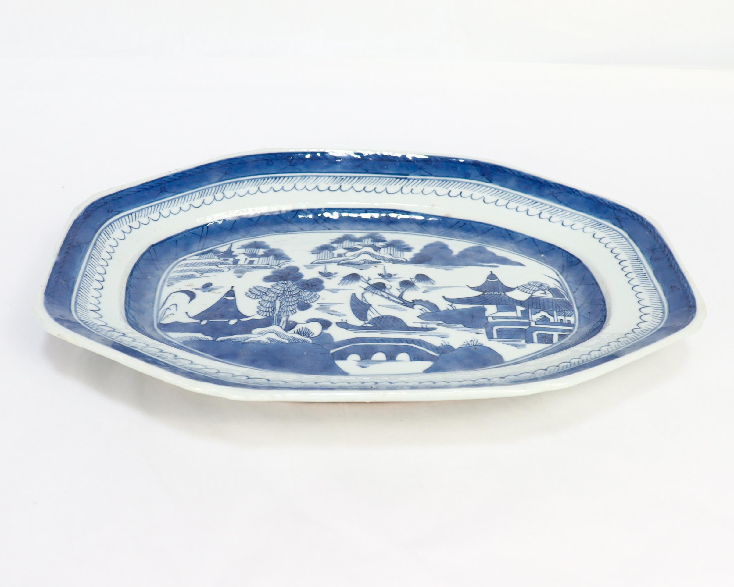 Antike chinesische Export Blau & Weiß Kanton Porzellan Servierplatte oder Tablett im Zustand „Gut“ im Angebot in Philadelphia, PA