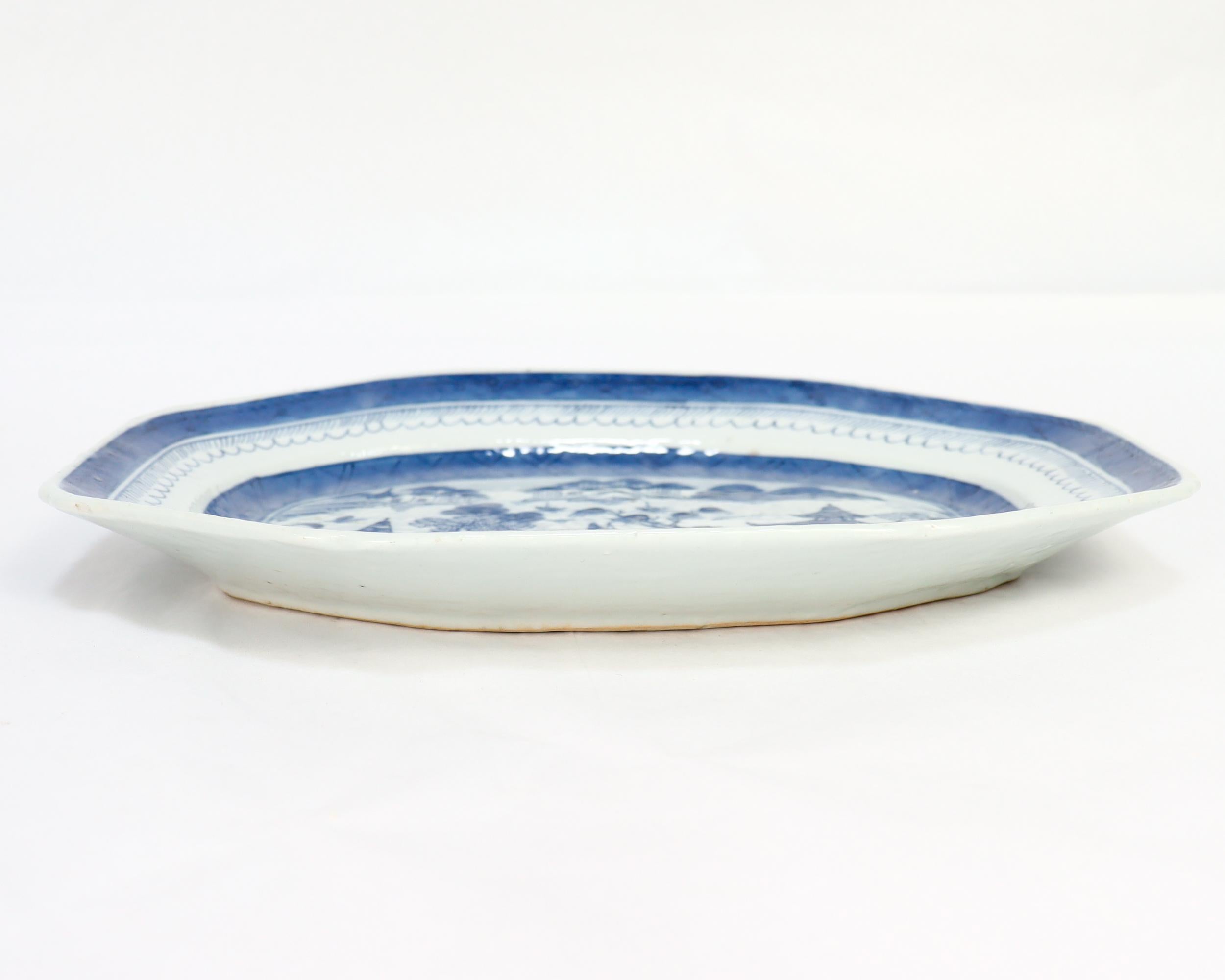 Antike chinesische Export Blau & Weiß Kanton Porzellan Servierplatte oder Tablett (19. Jahrhundert) im Angebot