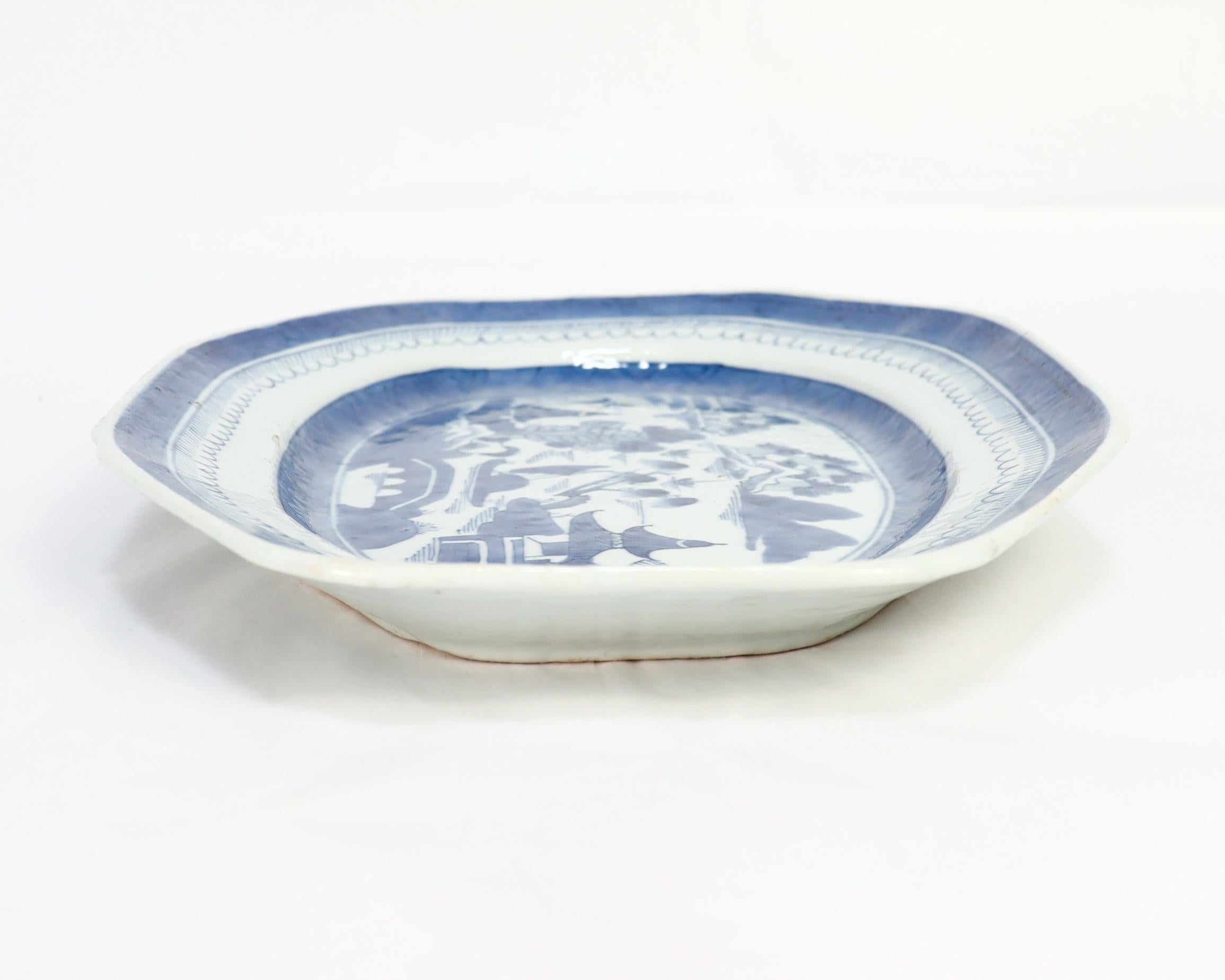 Antike chinesische Export Blau & Weiß Kanton Porzellan Servierplatte oder Tablett im Angebot 1
