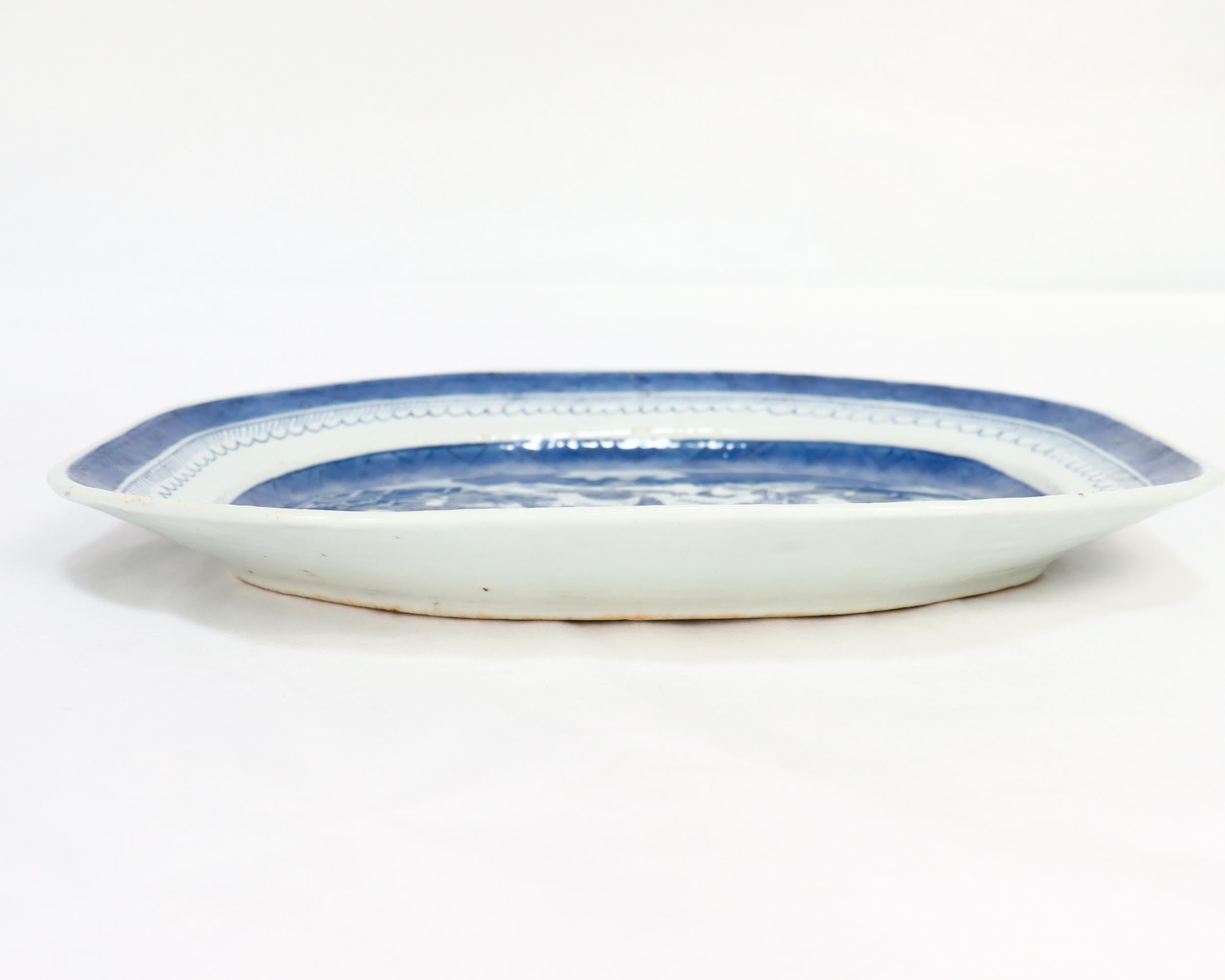 Antike chinesische Export Blau & Weiß Kanton Porzellan Servierplatte oder Tablett im Angebot 2