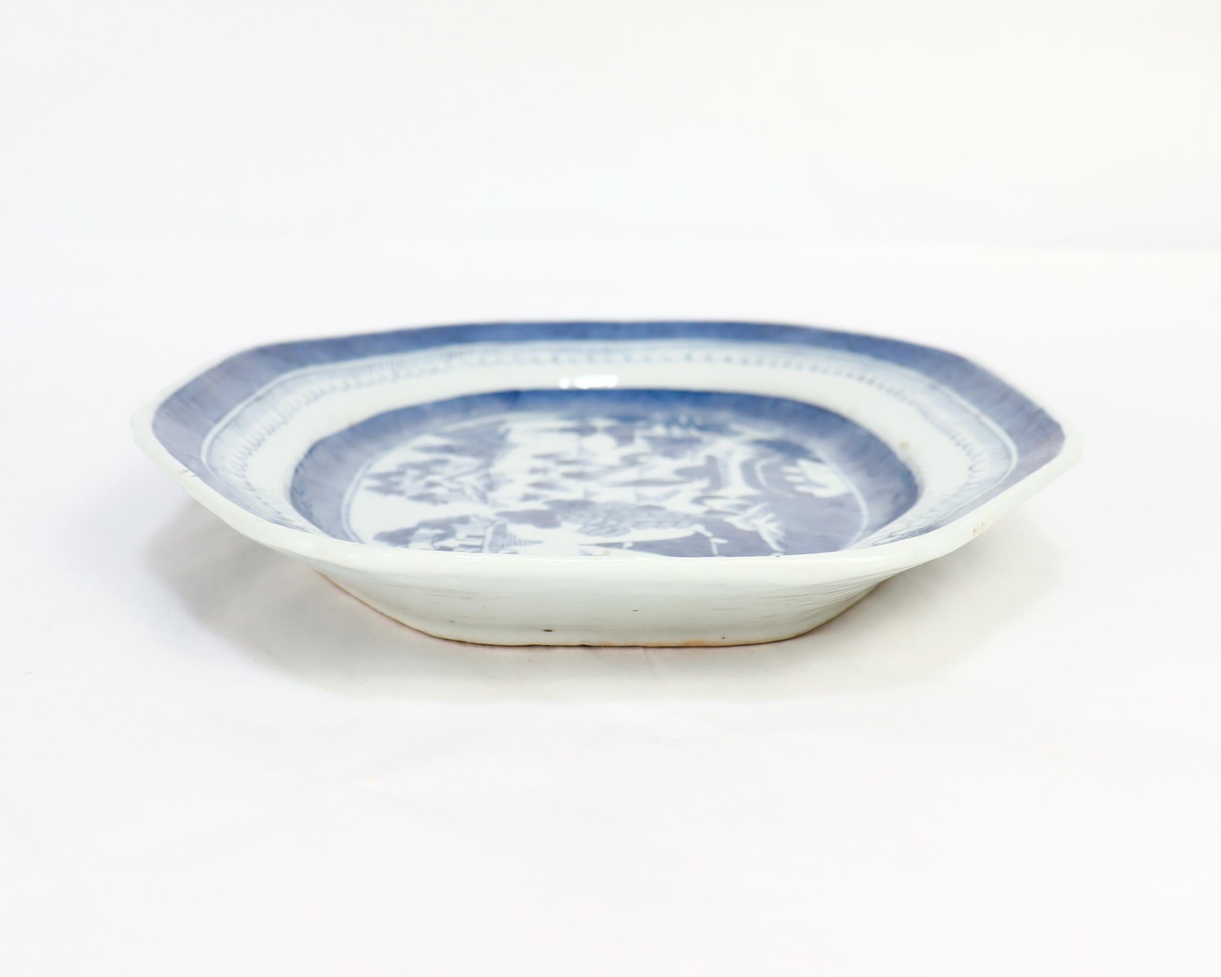 Antike chinesische Export Blau & Weiß Kanton Porzellan Servierplatte oder Tablett im Angebot 3