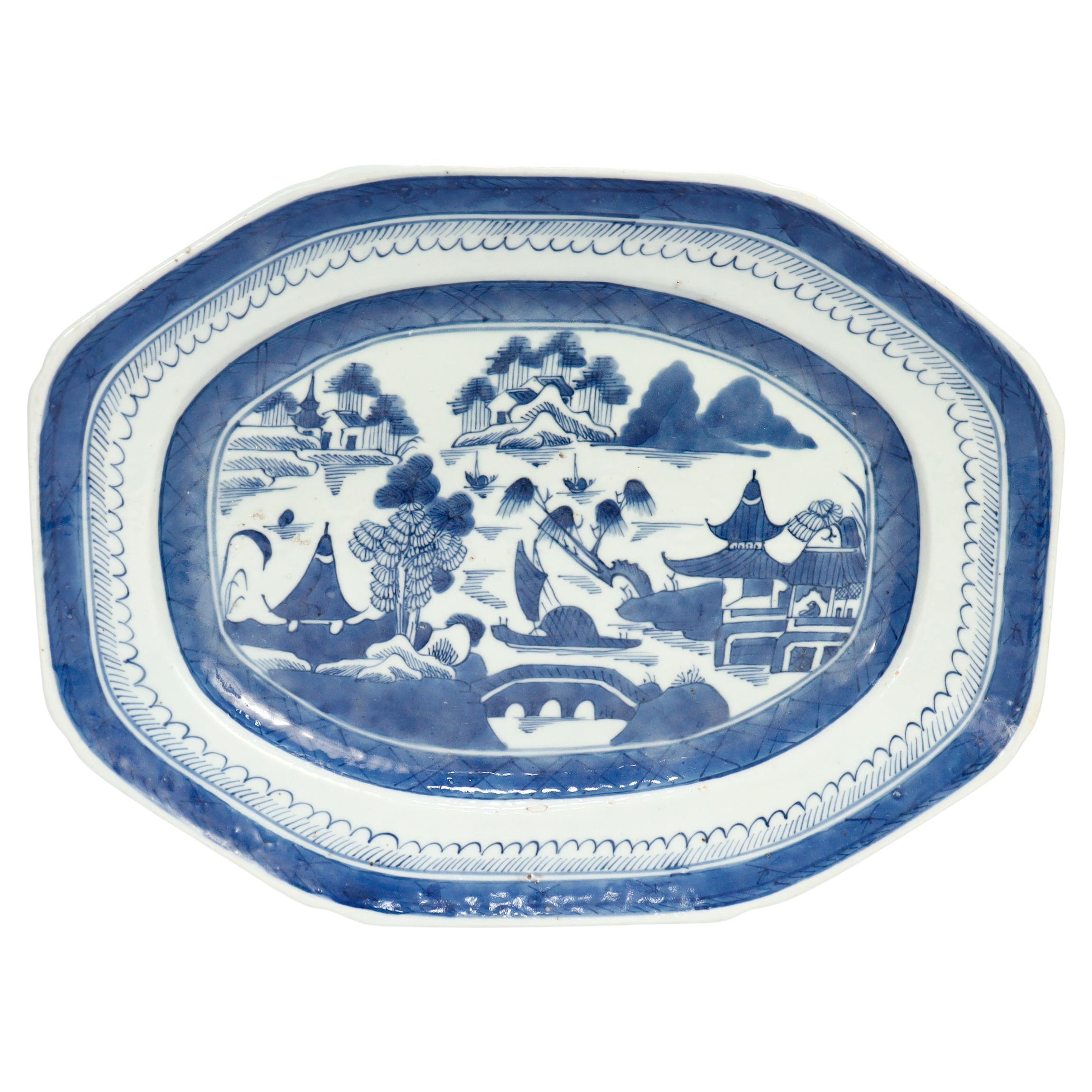 Ancien plateau de service en porcelaine de Canton bleu et blanc d
exportation chinoise