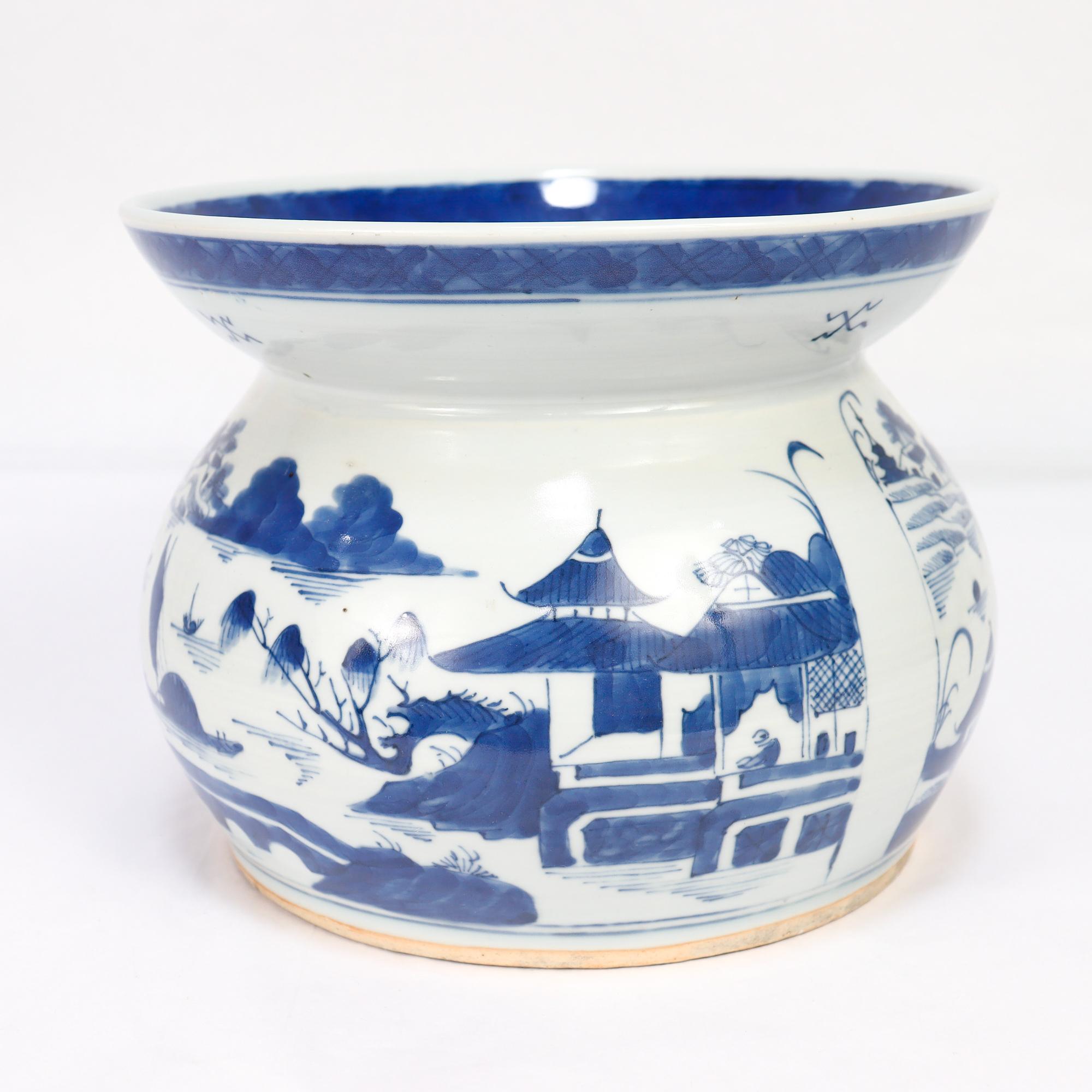 Ancien crachoir en porcelaine de Canton bleu et blanc d'exportation chinoise en vente 3