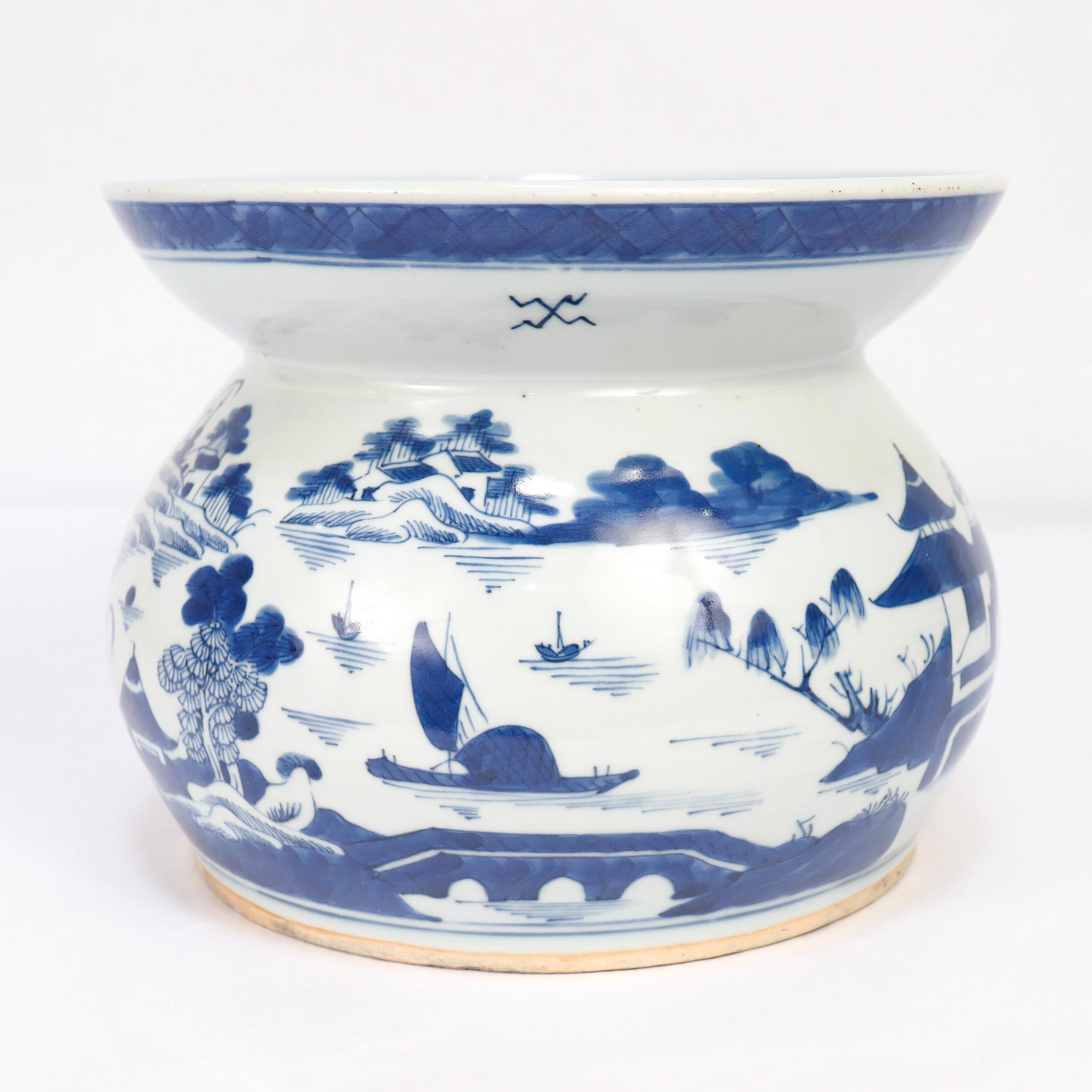 Ancien crachoir en porcelaine de Canton bleu et blanc d'exportation chinoise en vente 4
