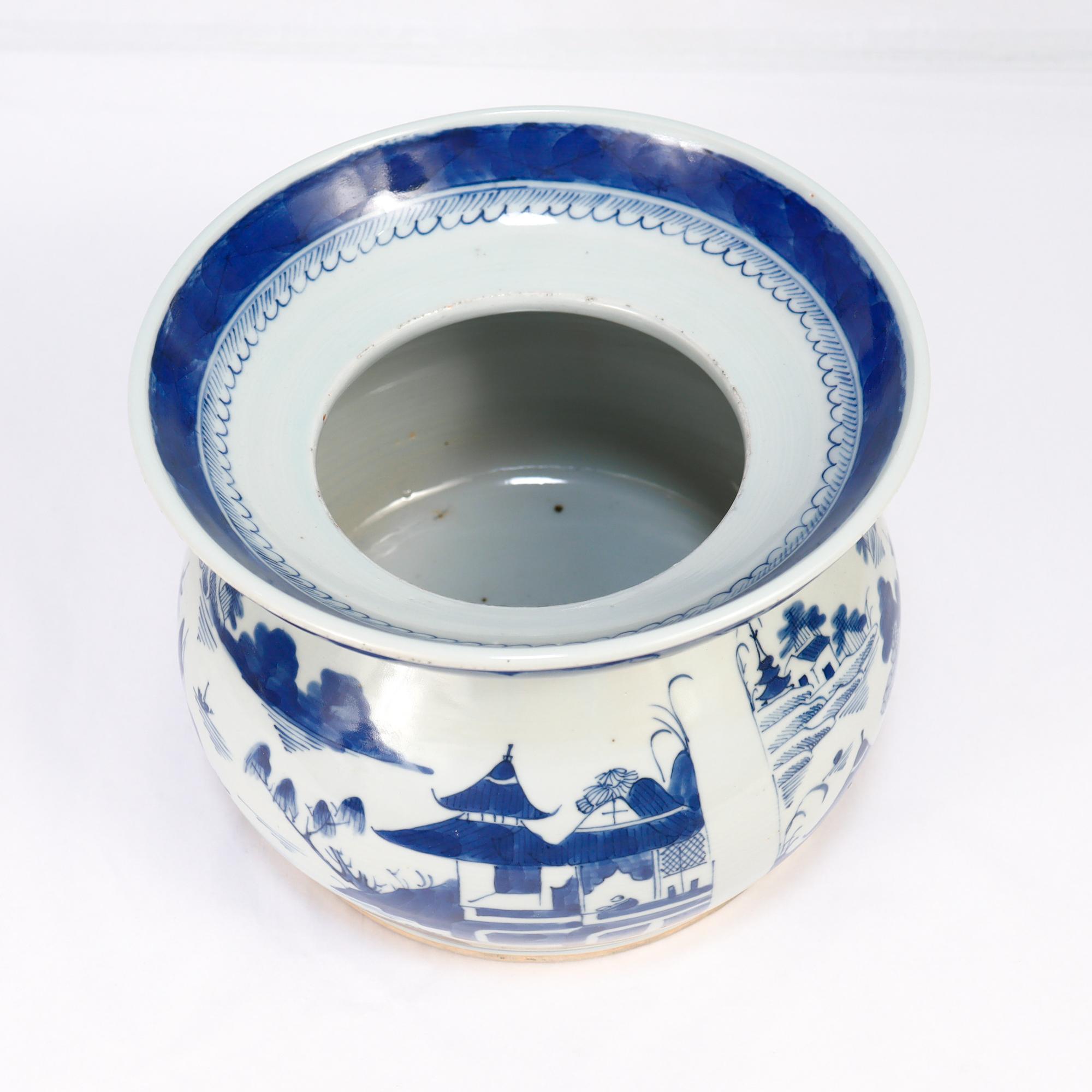Ancien crachoir en porcelaine de Canton bleu et blanc d'exportation chinoise en vente 5
