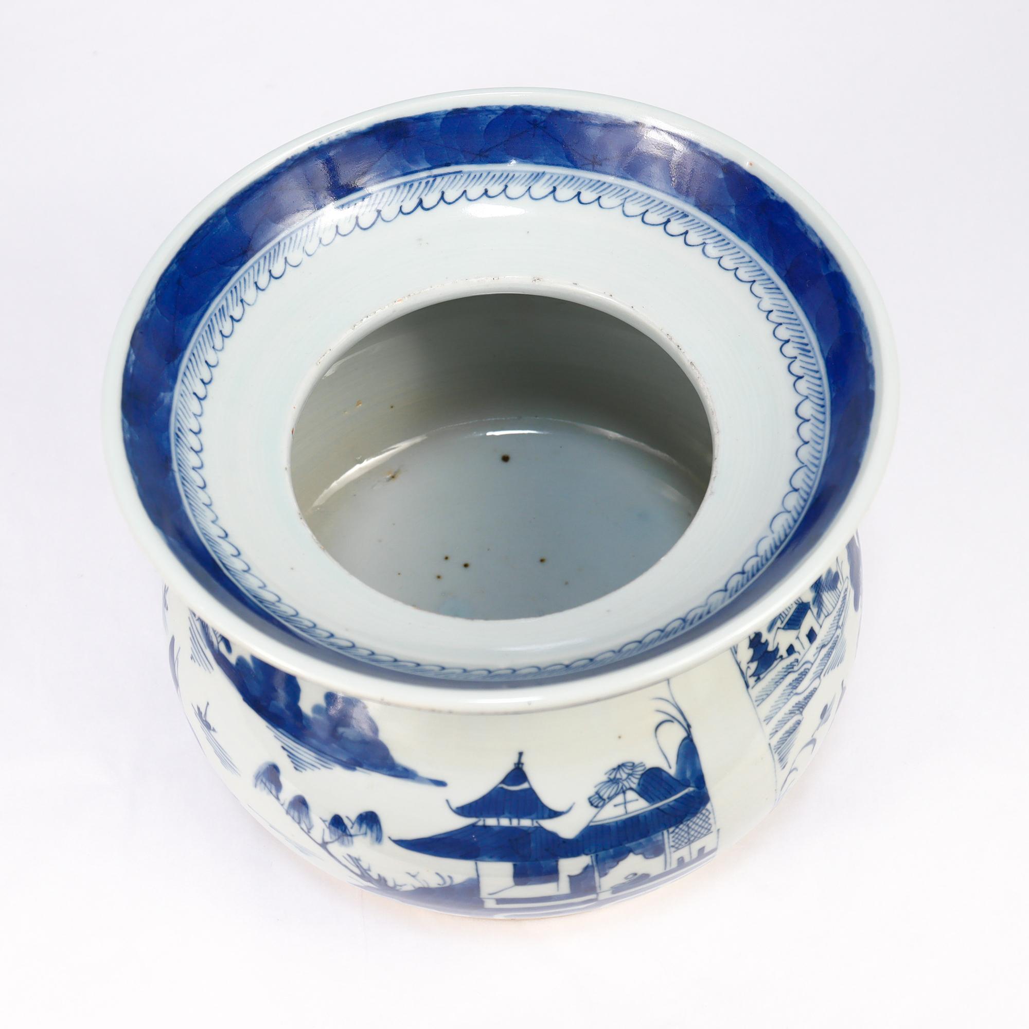 Ancien crachoir en porcelaine de Canton bleu et blanc d'exportation chinoise en vente 6