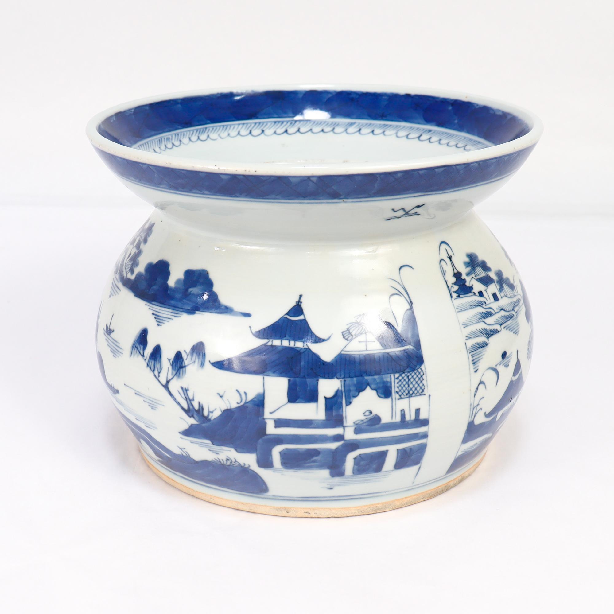 Exportation chinoise Ancien crachoir en porcelaine de Canton bleu et blanc d'exportation chinoise en vente