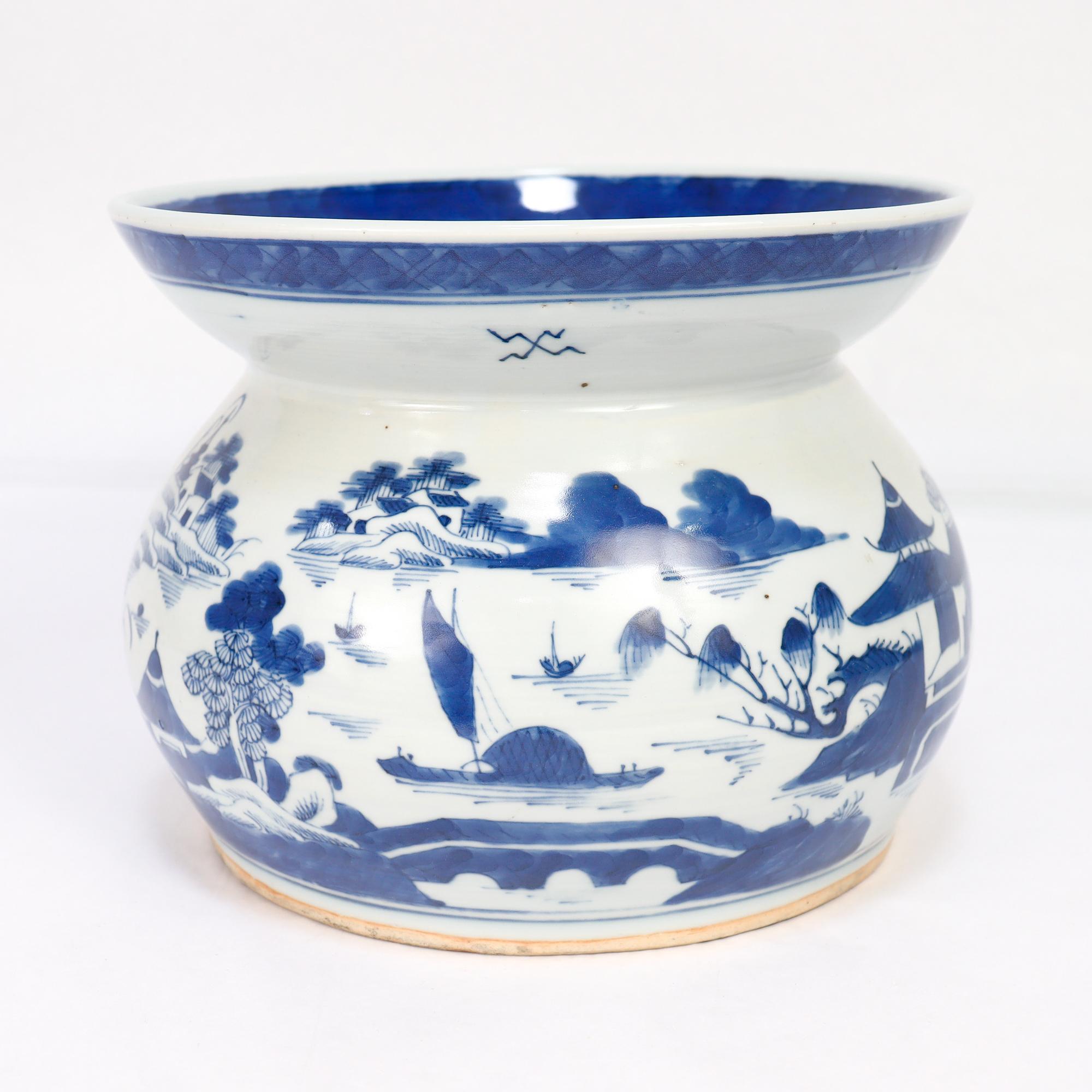 Ancien crachoir en porcelaine de Canton bleu et blanc d'exportation chinoise Bon état - En vente à Philadelphia, PA