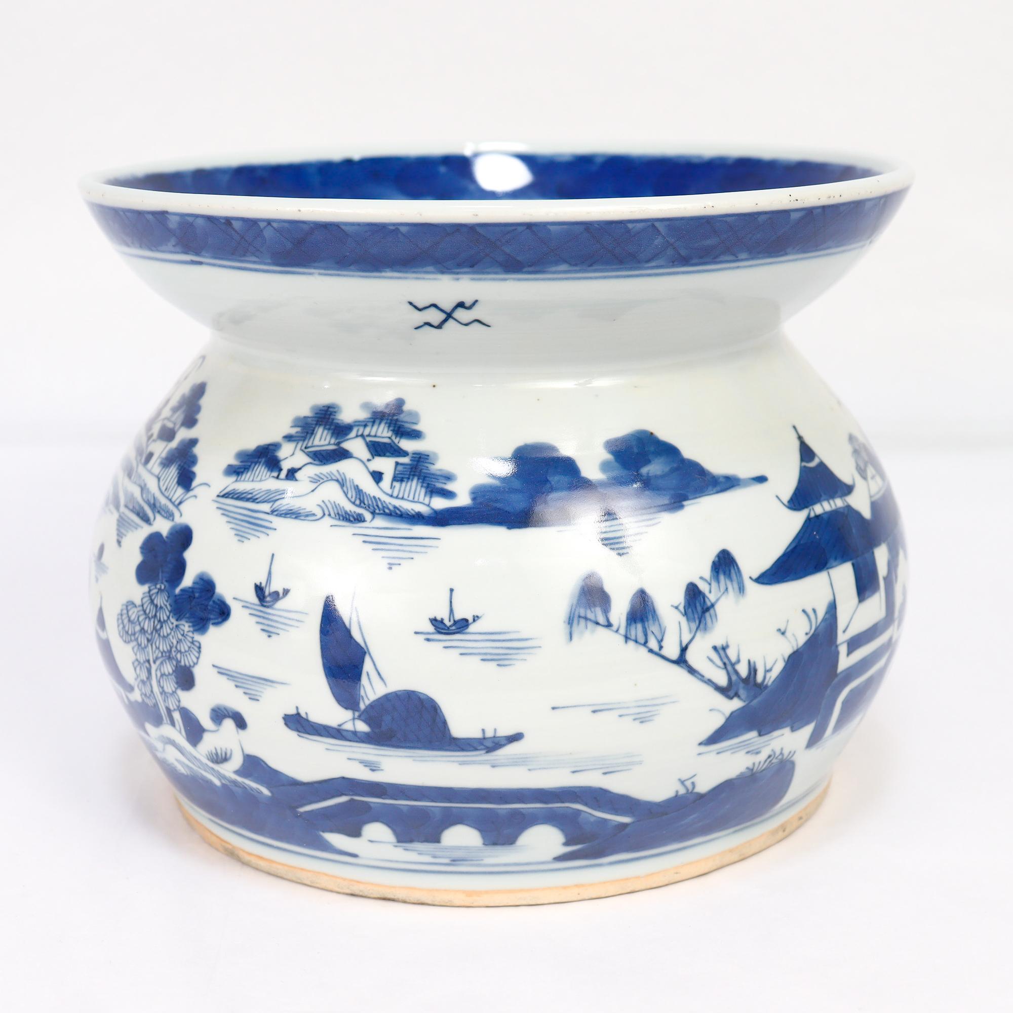 XIXe siècle Ancien crachoir en porcelaine de Canton bleu et blanc d'exportation chinoise en vente
