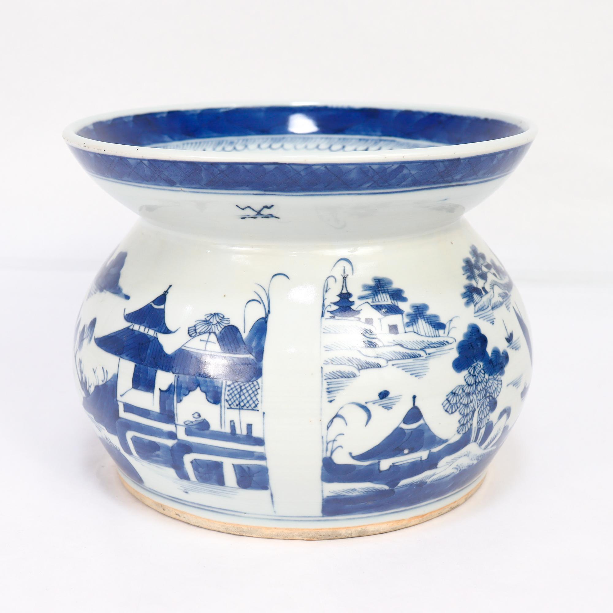Porcelaine Ancien crachoir en porcelaine de Canton bleu et blanc d'exportation chinoise en vente