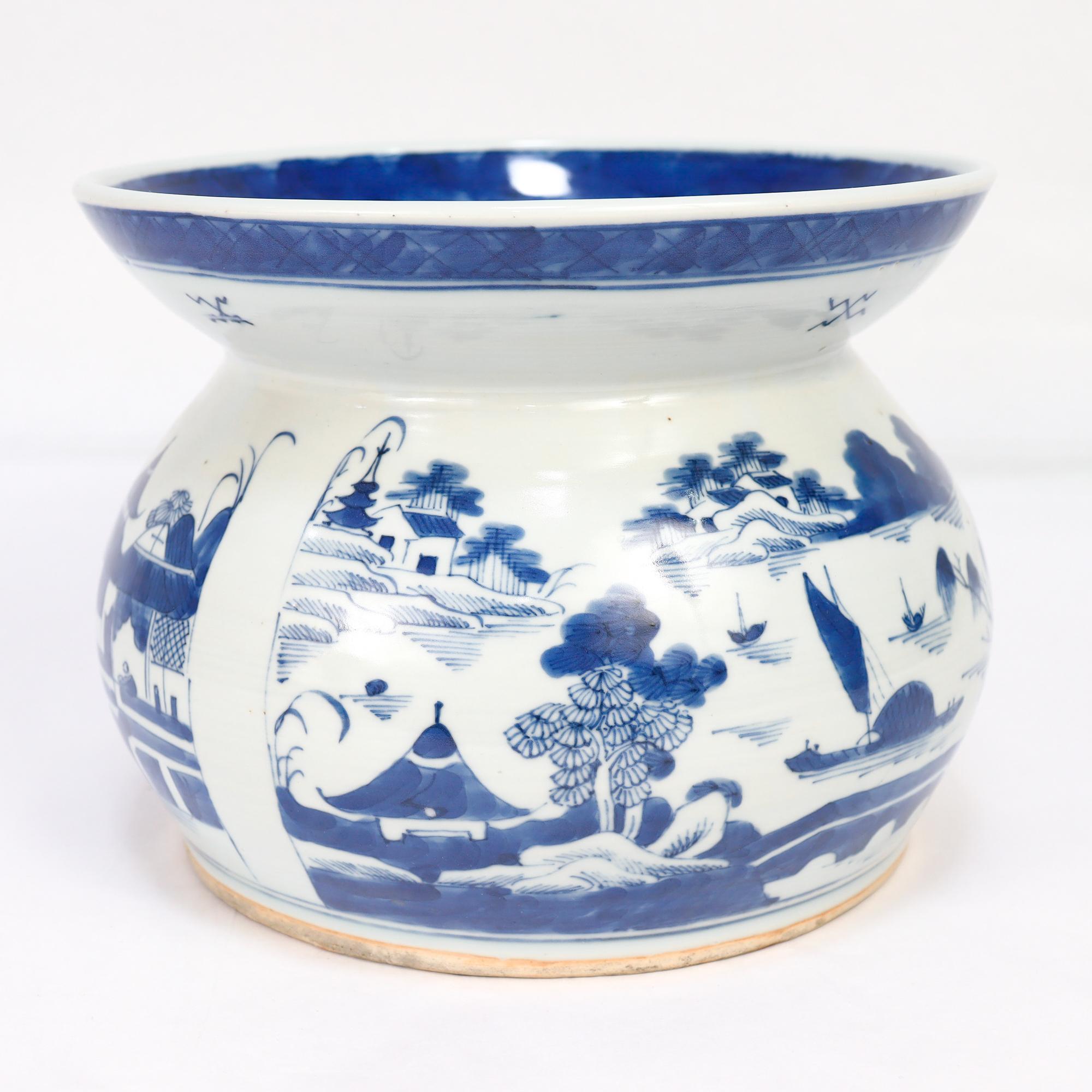 Ancien crachoir en porcelaine de Canton bleu et blanc d'exportation chinoise en vente 1