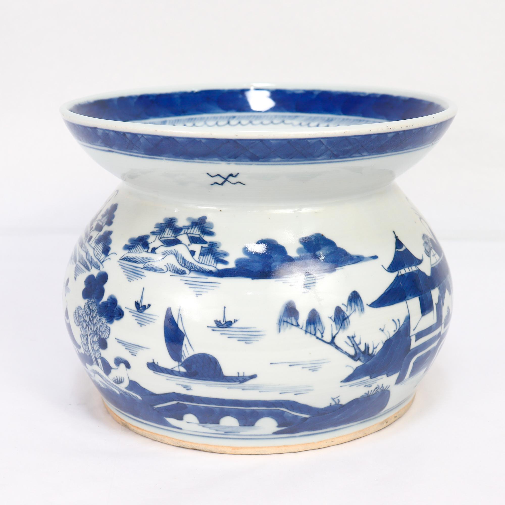 Ancien crachoir en porcelaine de Canton bleu et blanc d'exportation chinoise en vente 2