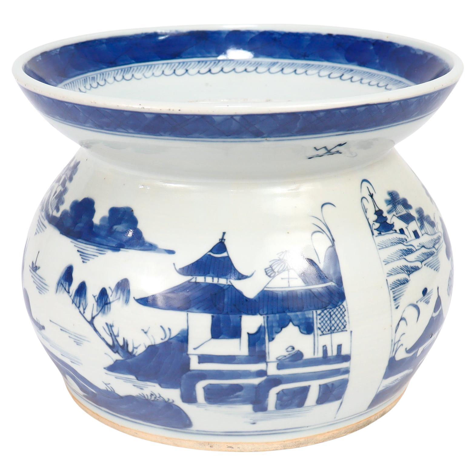 Ancien crachoir en porcelaine de Canton bleu et blanc d
exportation chinoise