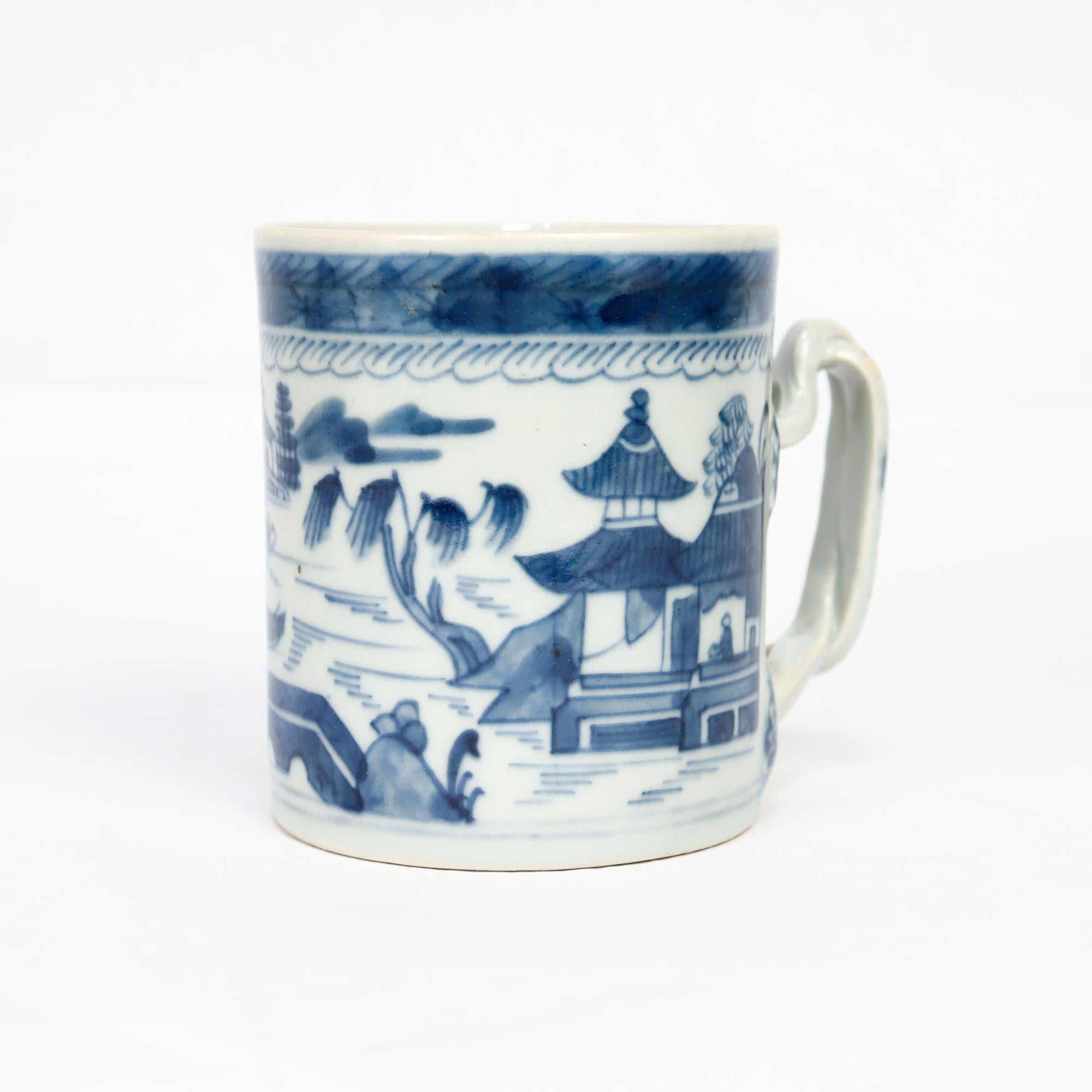 Eine feine antike chinesische Export Porzellan Krug oder behandelt Becher.

Nach dem Muster von Canton.

Dekoriert in Unterglasurblau mit einem bergigen chinesischen Dorf mit Häusern, Bergen, Laub und einem Fluss mit Boot. 

Mit einem aufgesetzten