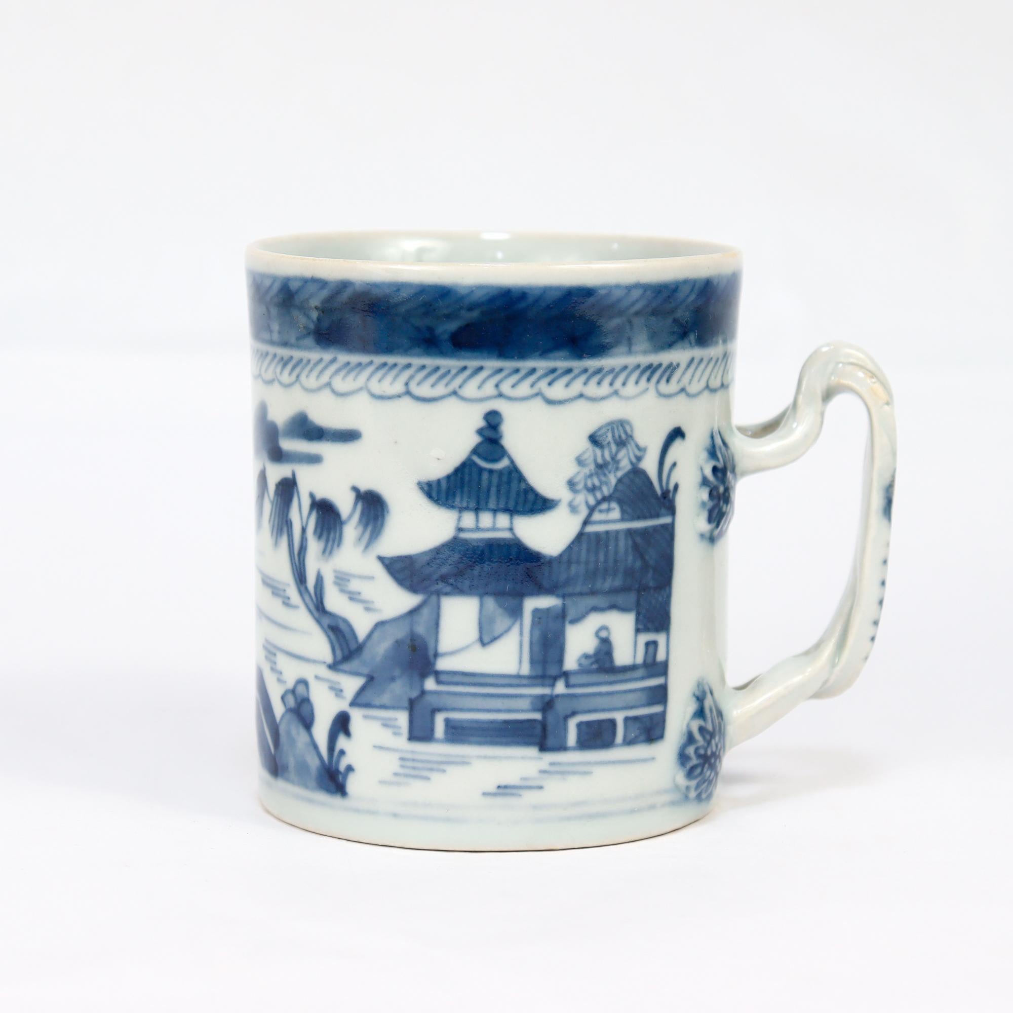 Antike chinesische Export Blau & Weiß Kanton Porzellan Tankard oder Kaffeetasse (Chinesischer Export) im Angebot