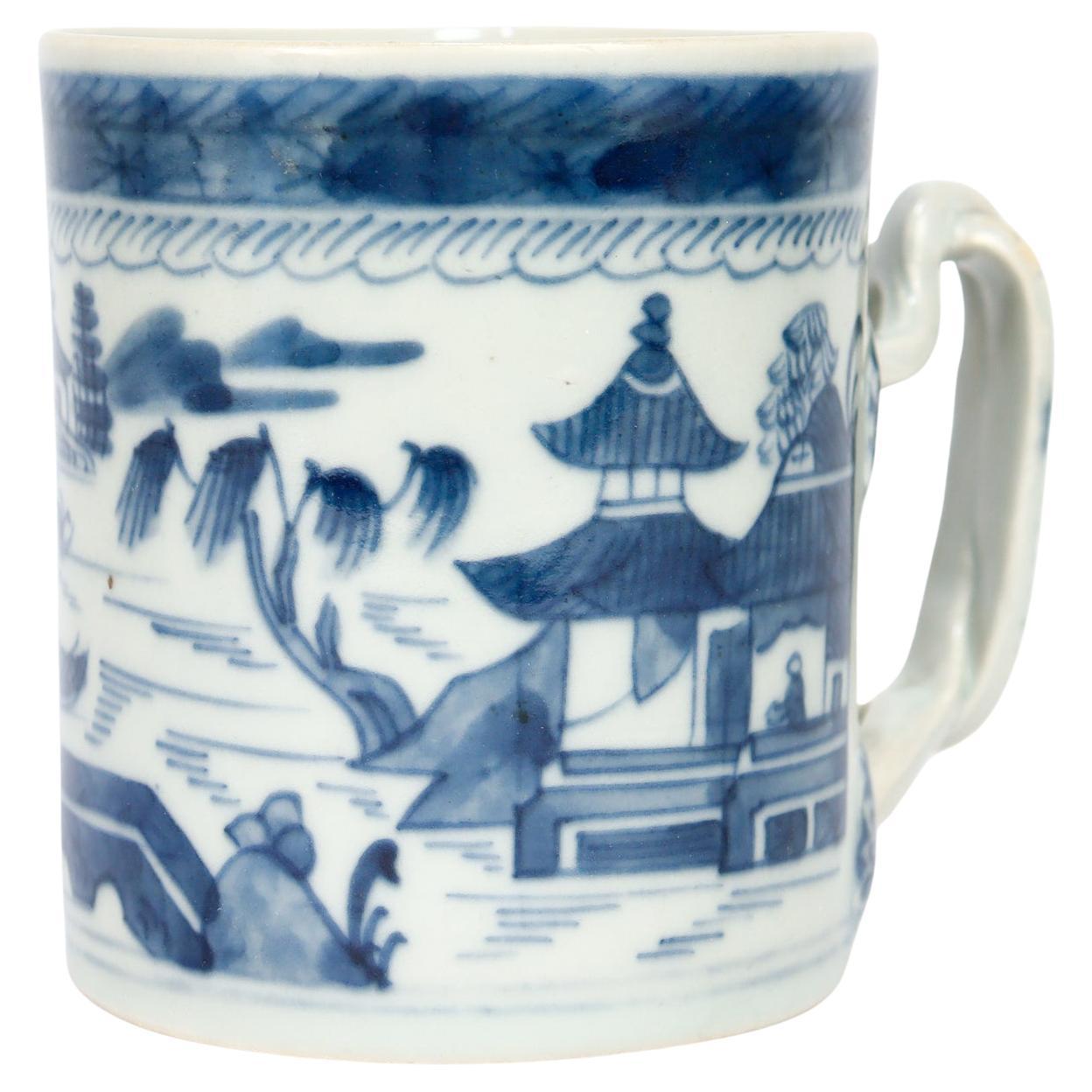 Ancienne tasse à café ou tankard en porcelaine de Canton bleue et blanche d
exportation chinoise