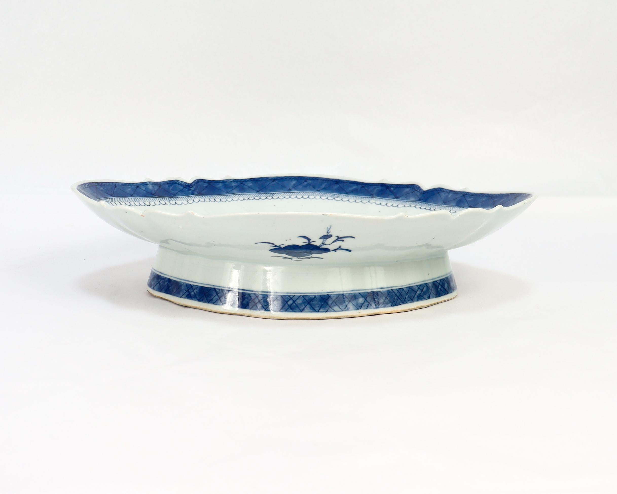Ancien plateau de service à pieds en porcelaine de Canton bleu et blanc d'exportation de Chine en vente 3