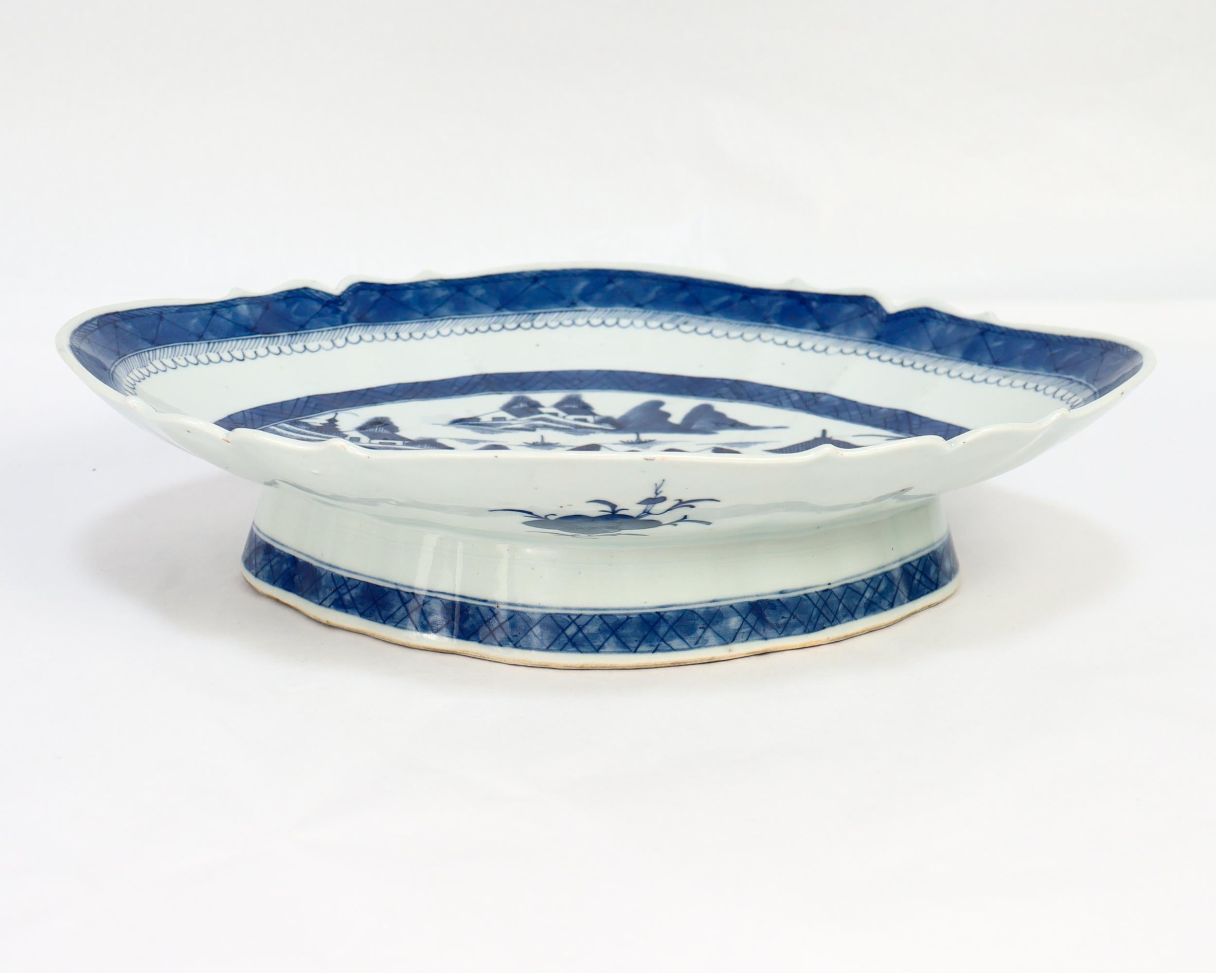 Ancien plateau de service à pieds en porcelaine de Canton bleu et blanc d'exportation de Chine en vente 4