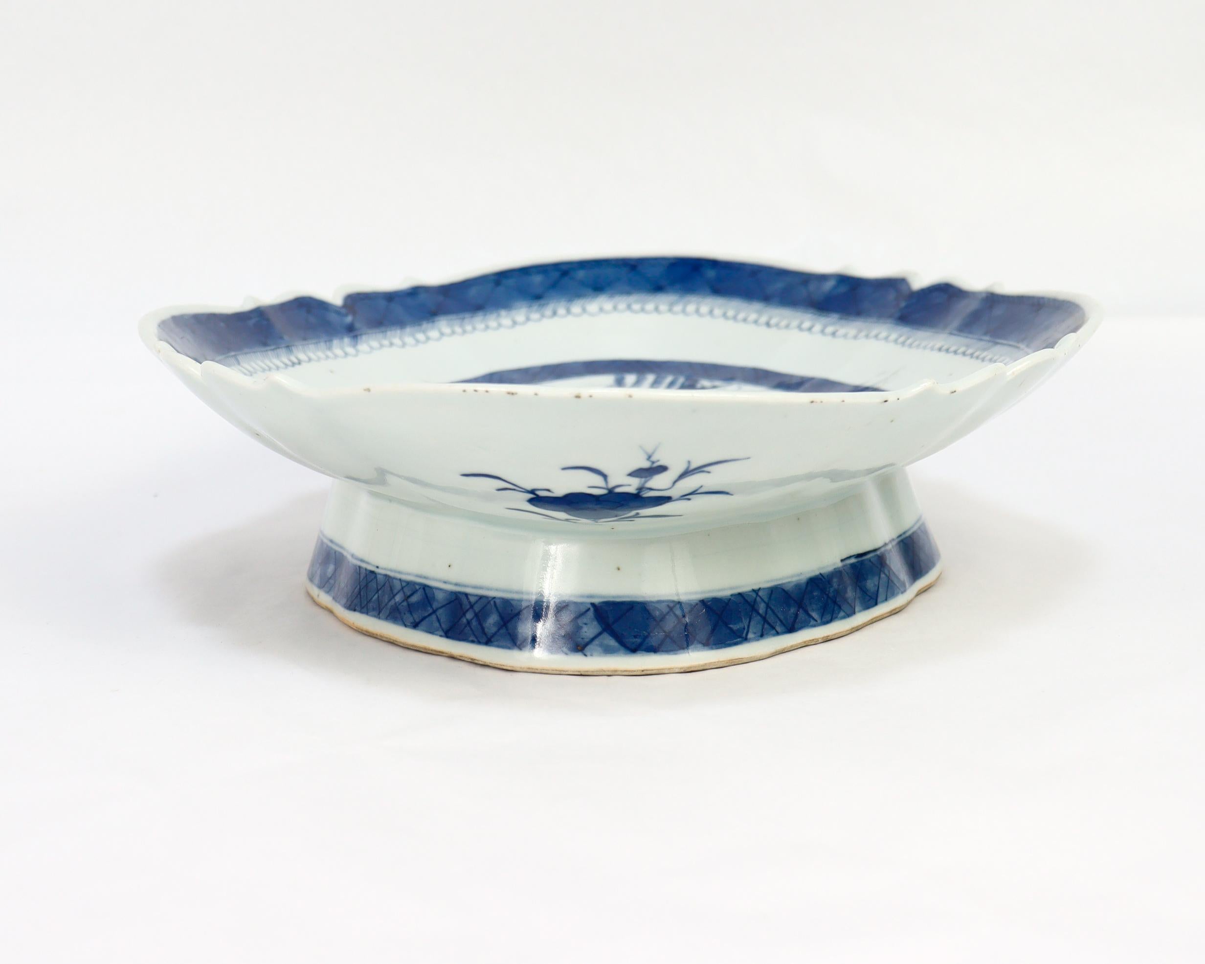 Ancien plateau de service à pieds en porcelaine de Canton bleu et blanc d'exportation de Chine en vente 5