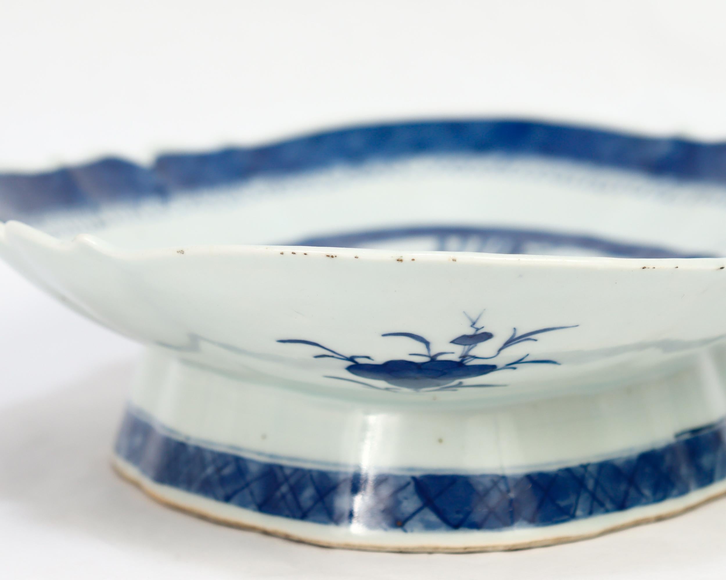 Ancien plateau de service à pieds en porcelaine de Canton bleu et blanc d'exportation de Chine en vente 6