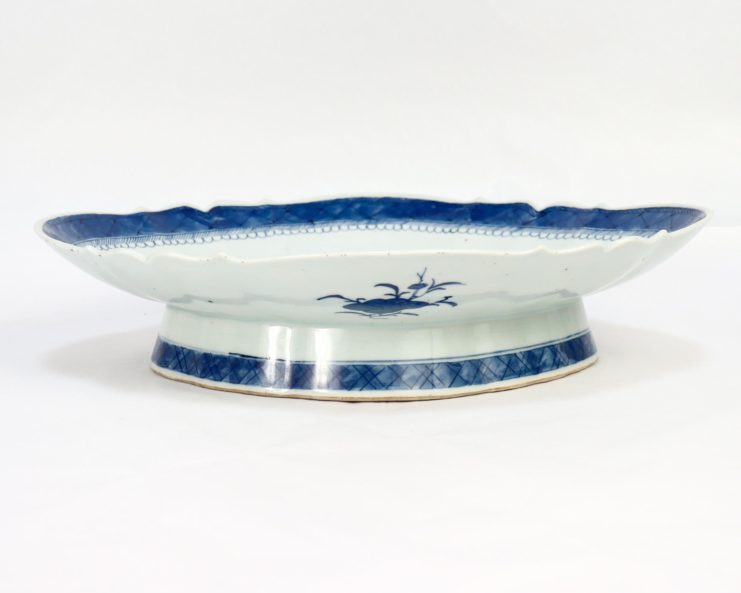 Ancien plateau de service à pieds en porcelaine de Canton bleu et blanc d'exportation de Chine en vente 7