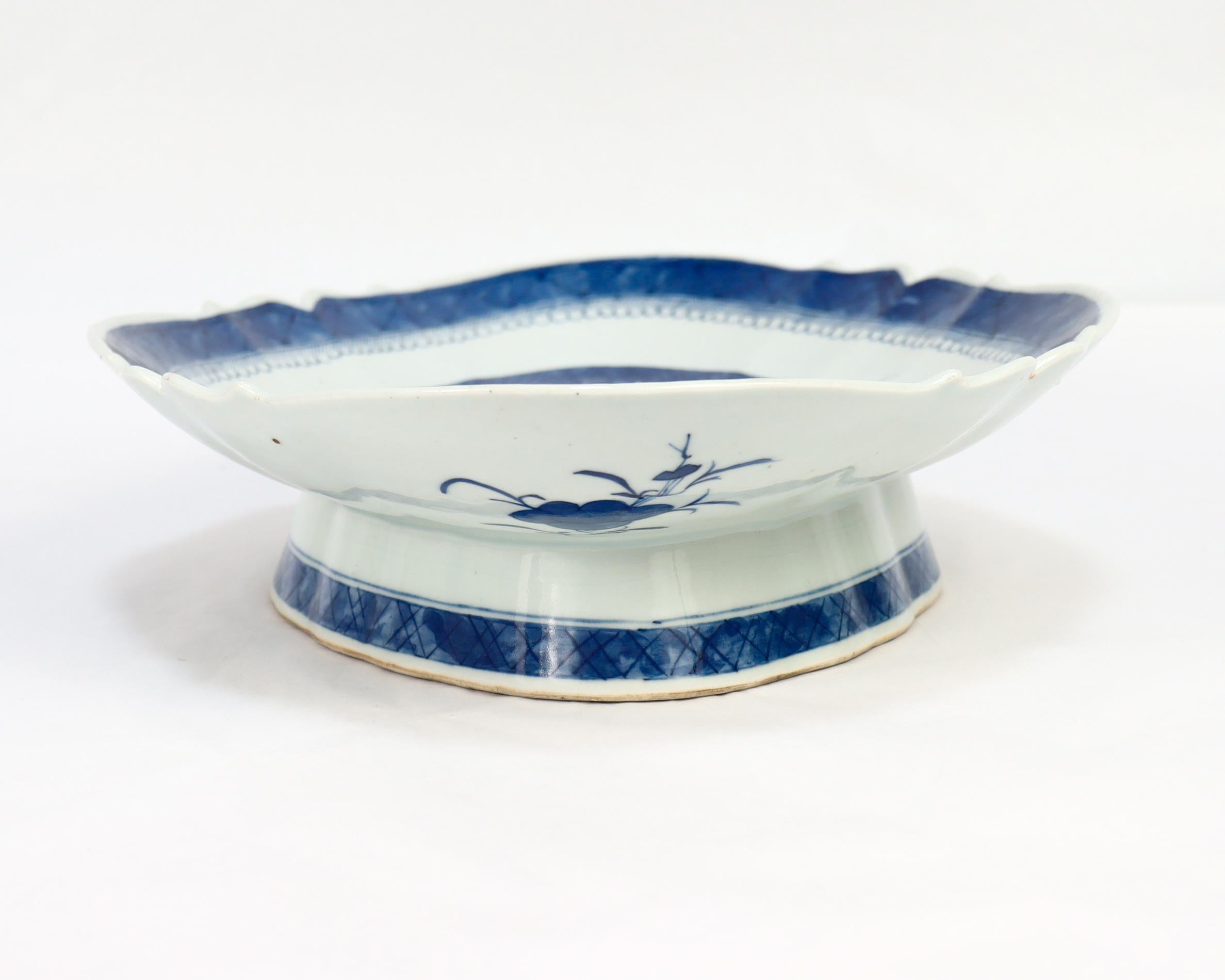 Ancien plateau de service à pieds en porcelaine de Canton bleu et blanc d'exportation de Chine en vente 8