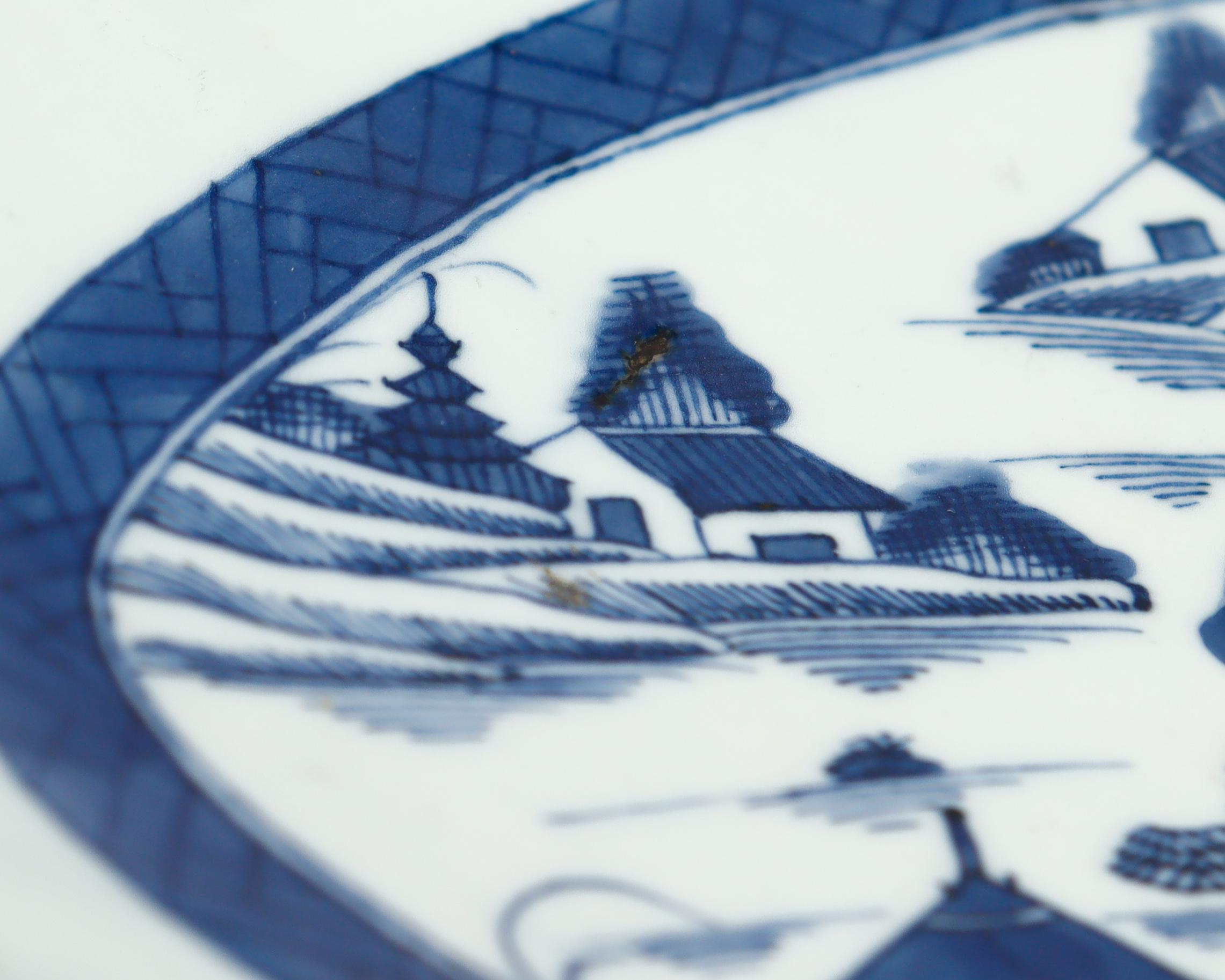 Ancien plateau de service à pieds en porcelaine de Canton bleu et blanc d'exportation de Chine en vente 9