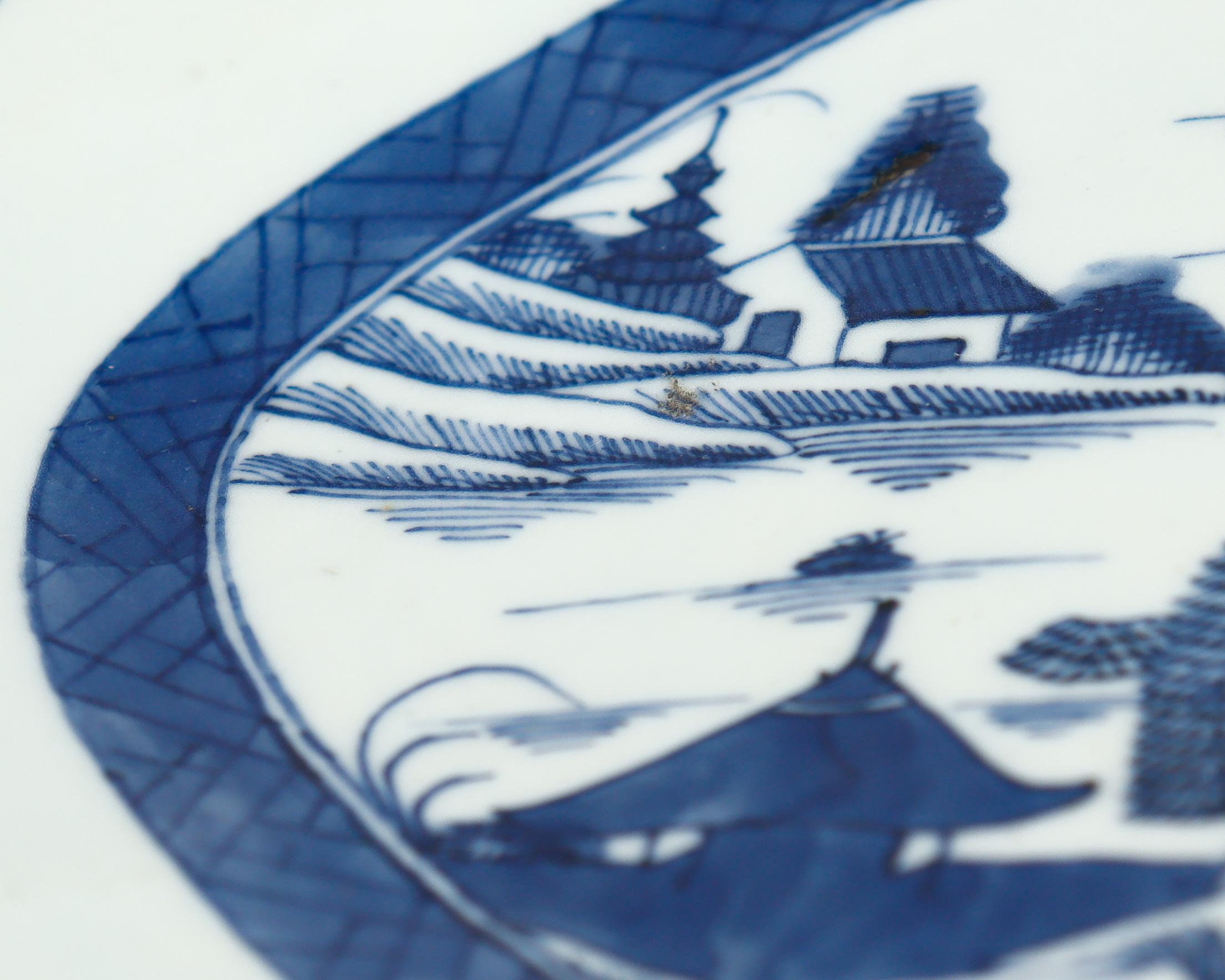 Ancien plateau de service à pieds en porcelaine de Canton bleu et blanc d'exportation de Chine en vente 10