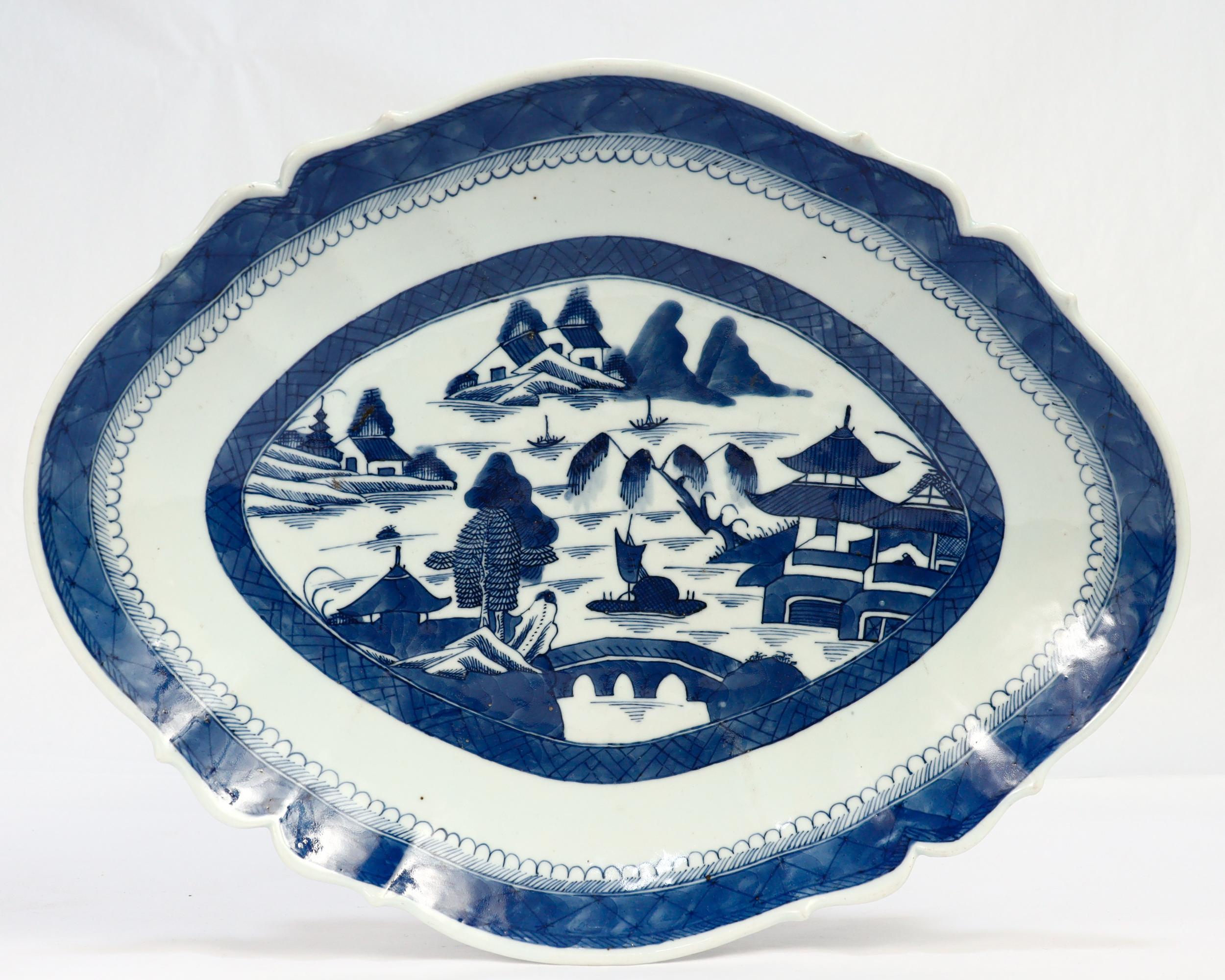 Exportation chinoise Ancien plateau de service à pieds en porcelaine de Canton bleu et blanc d'exportation de Chine en vente