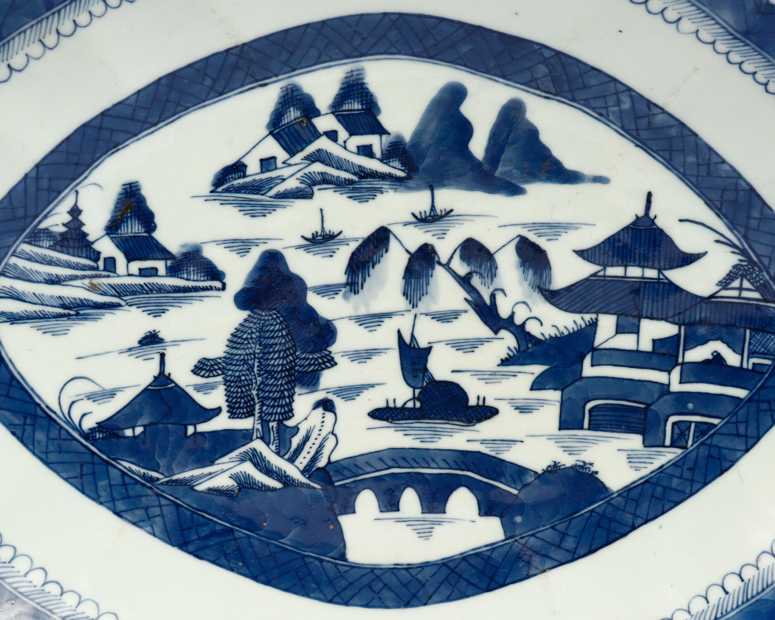 Chinois Ancien plateau de service à pieds en porcelaine de Canton bleu et blanc d'exportation de Chine en vente