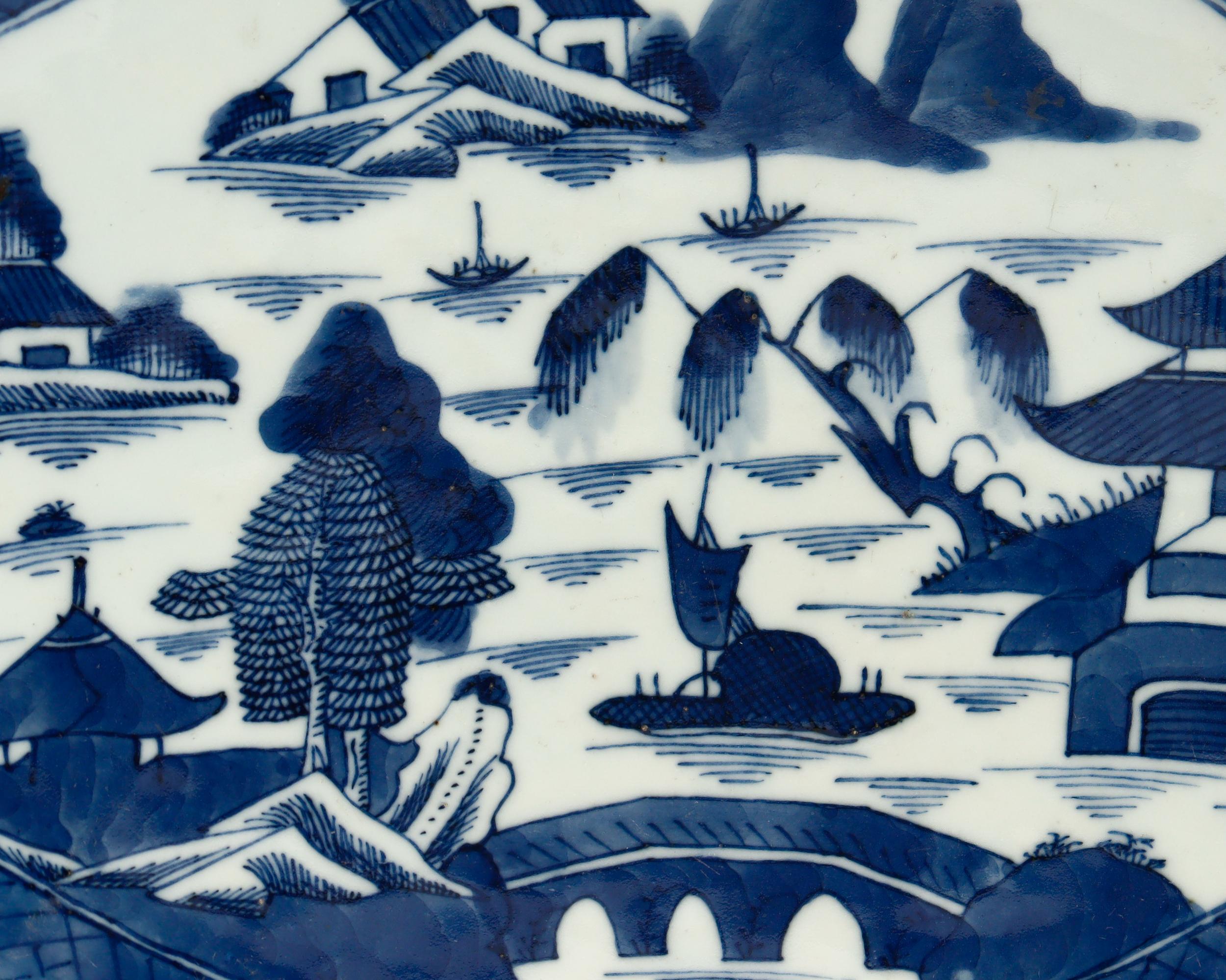 Ancien plateau de service à pieds en porcelaine de Canton bleu et blanc d'exportation de Chine Bon état - En vente à Philadelphia, PA