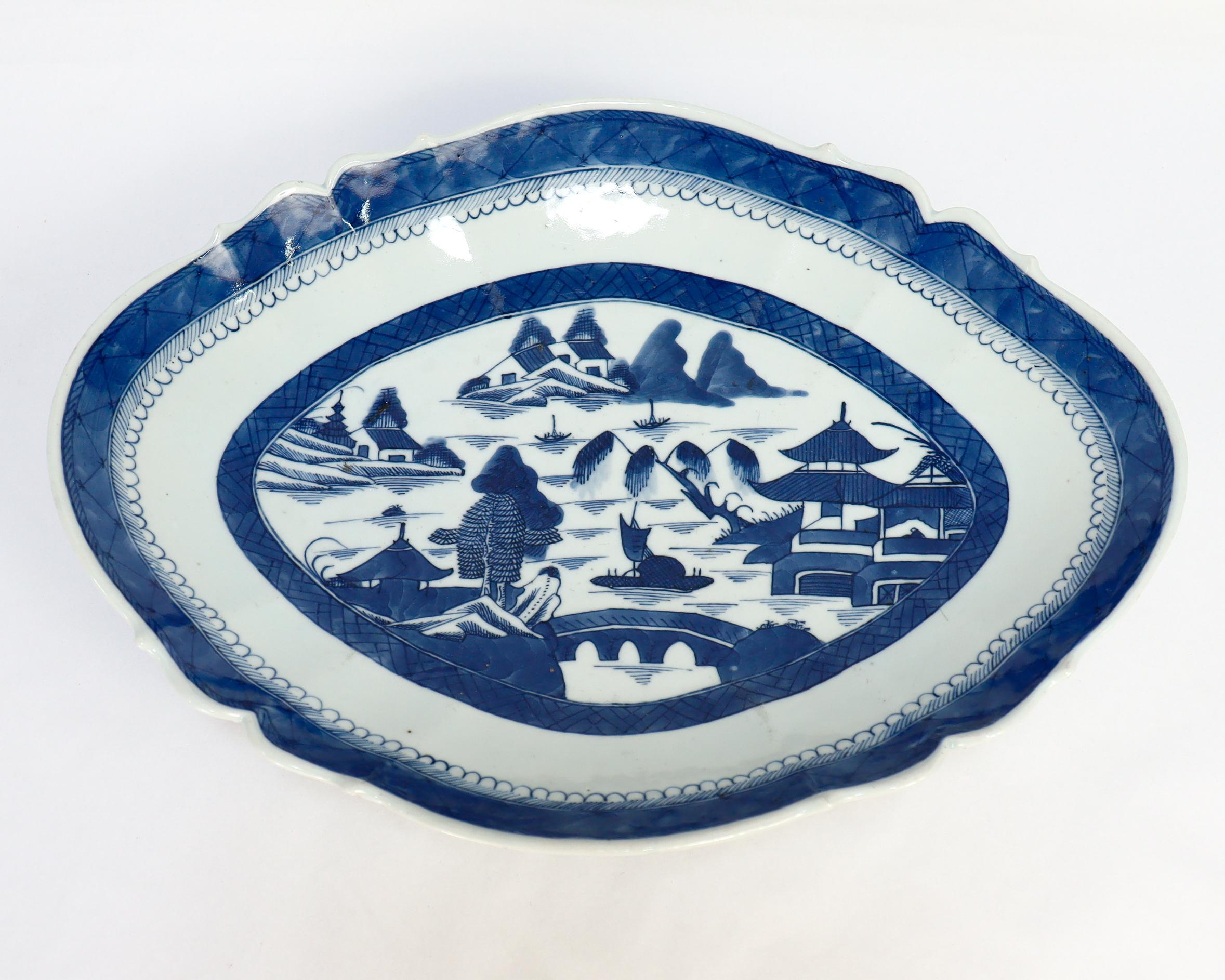 XIXe siècle Ancien plateau de service à pieds en porcelaine de Canton bleu et blanc d'exportation de Chine en vente