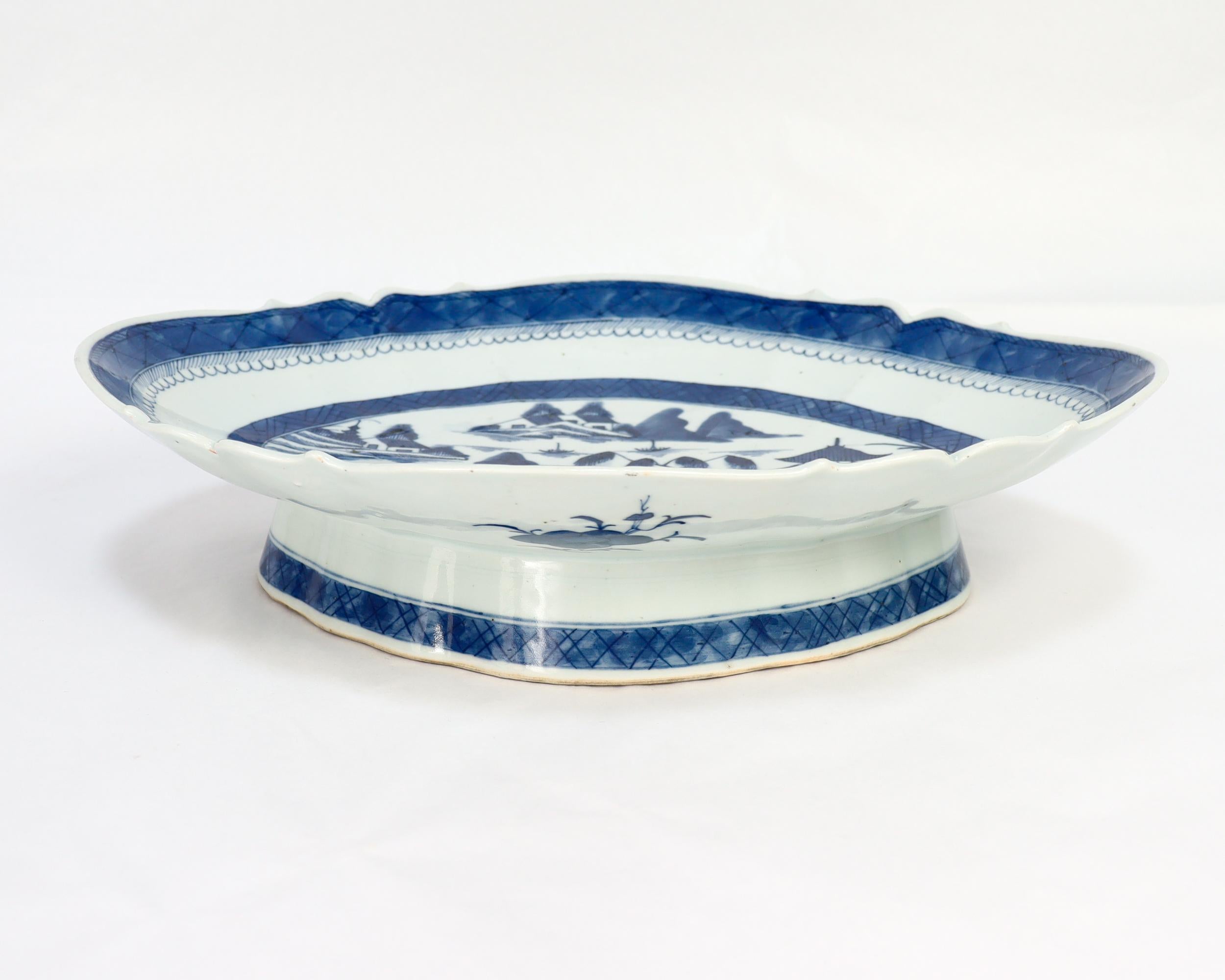 Porcelaine Ancien plateau de service à pieds en porcelaine de Canton bleu et blanc d'exportation de Chine en vente