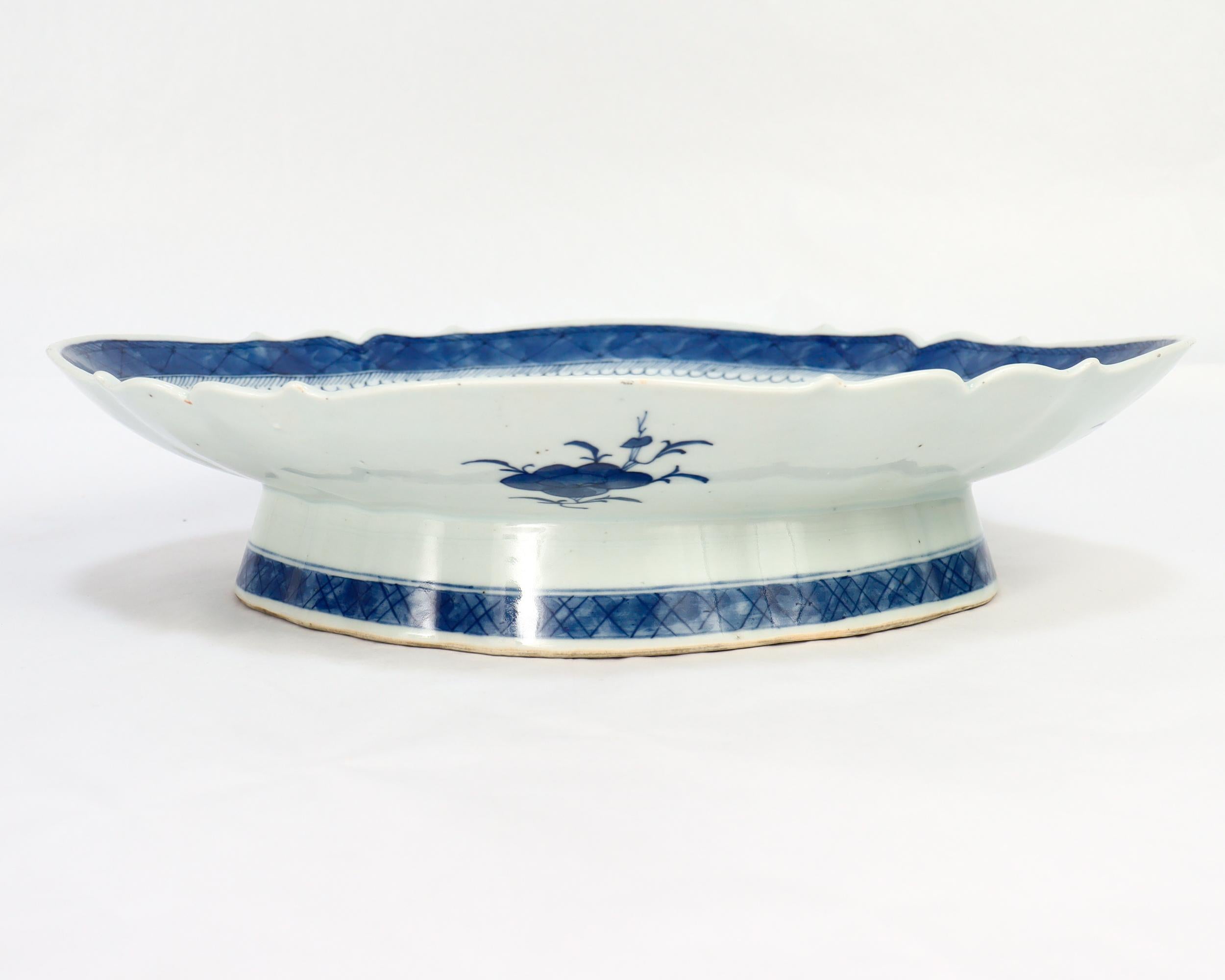 Ancien plateau de service à pieds en porcelaine de Canton bleu et blanc d'exportation de Chine en vente 2