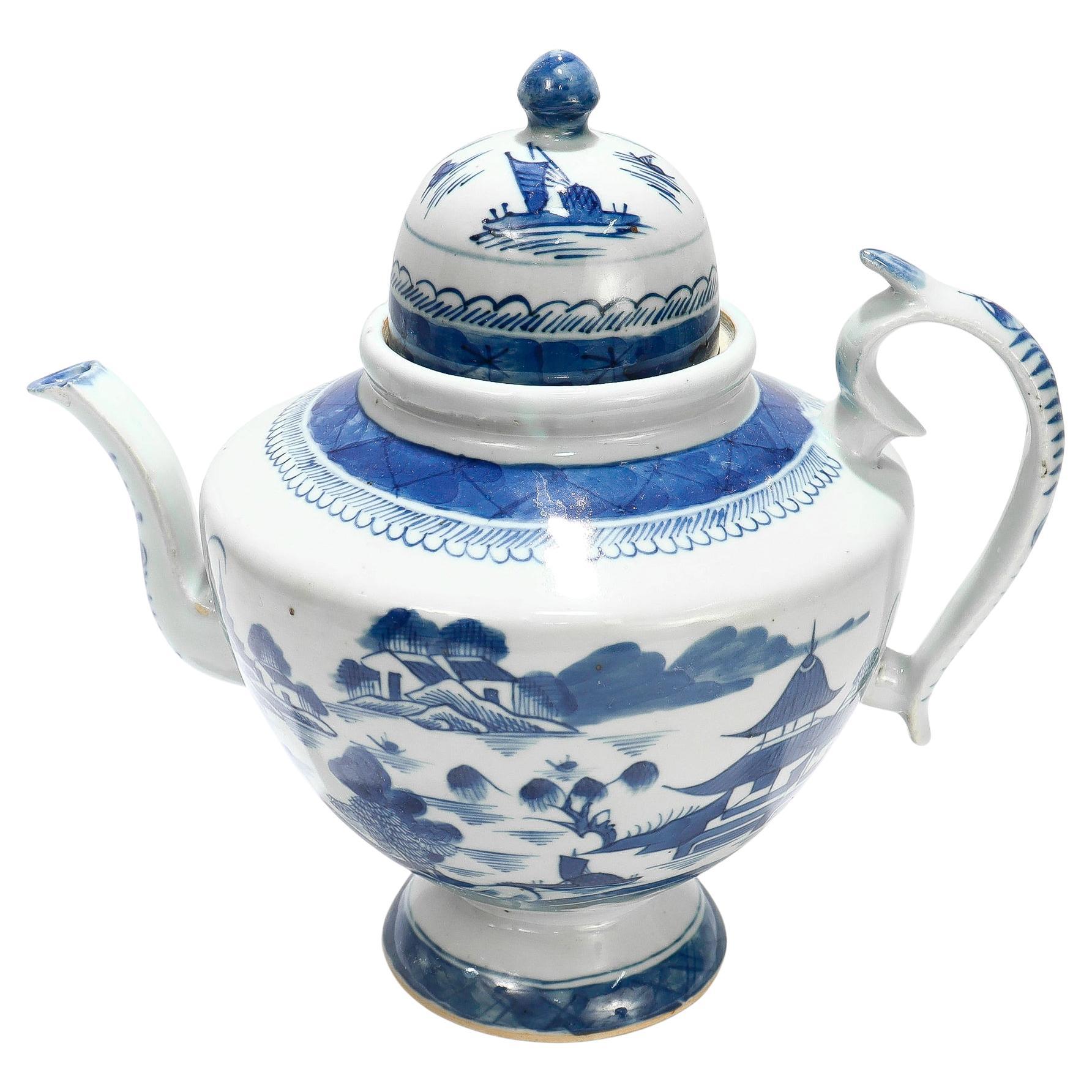Ancienne théière en porcelaine de Canton bleue et blanche d'exportation chinoise