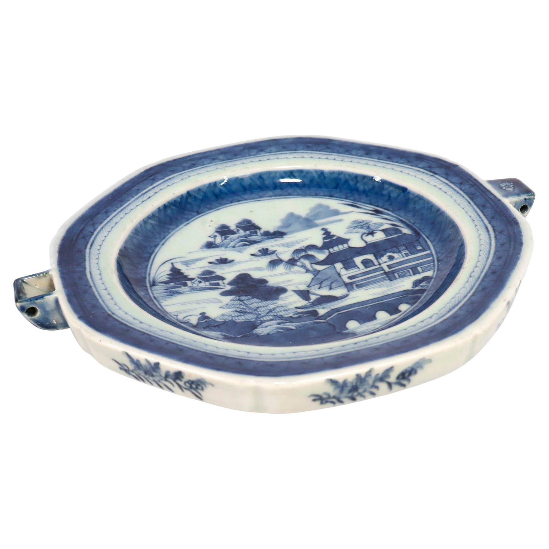 Antico piatto caldo cinese in porcellana di Canton blu e bianco da esportazione
