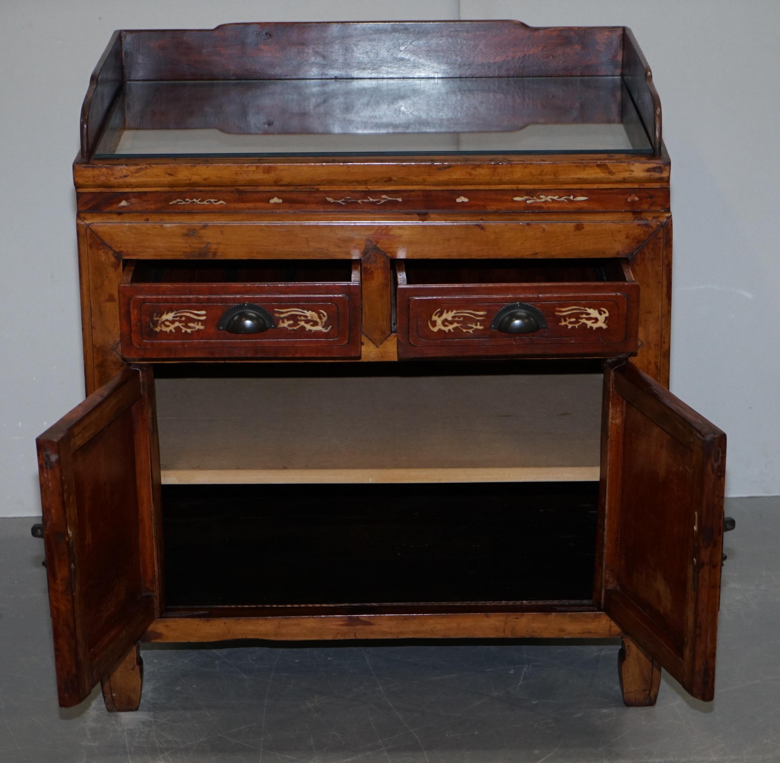 Antique Chinese Export circa 1900 Redwood Lacquered Inlaid Wash Stand Sideboard For Sale 3