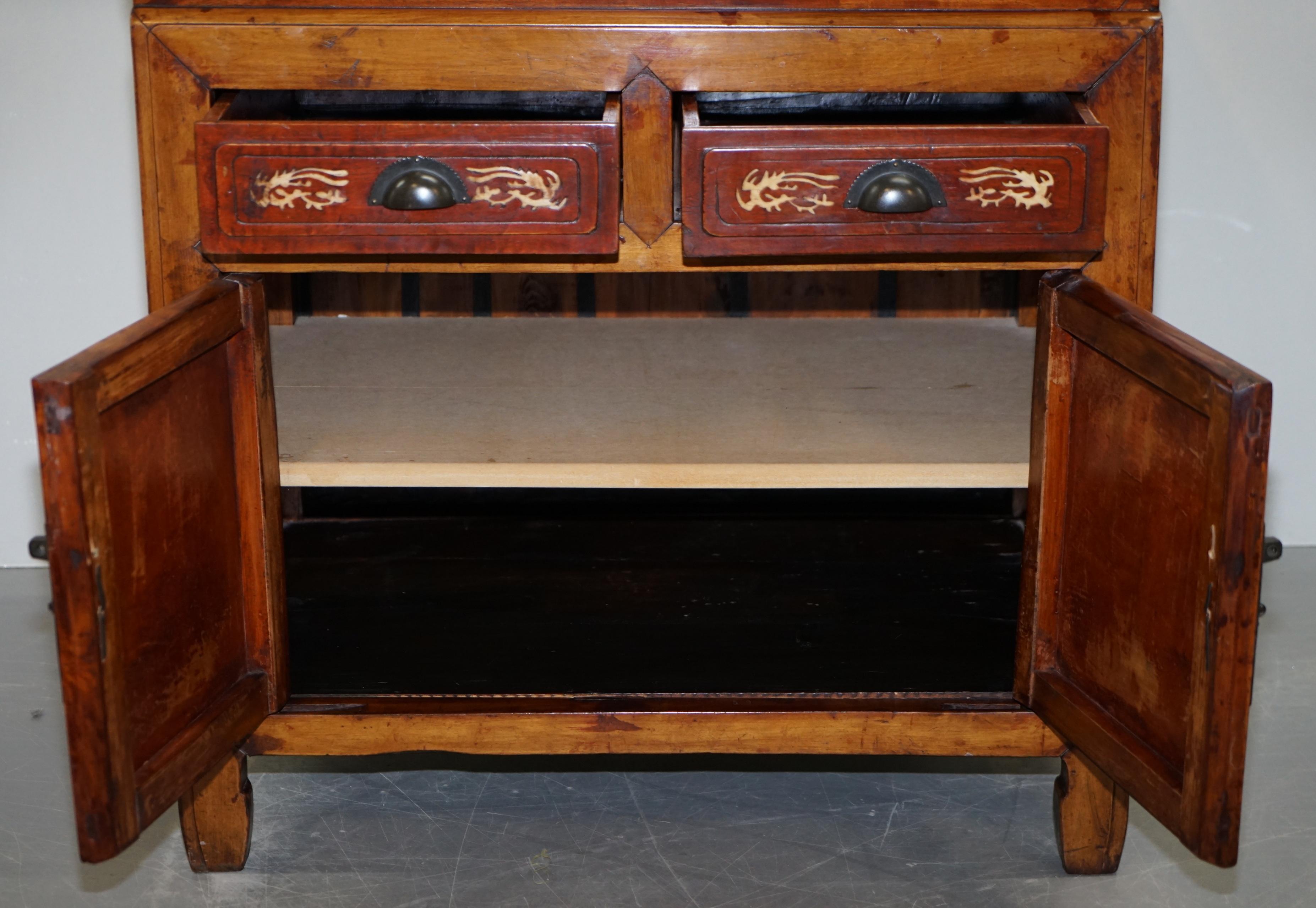 Antiguo aparador chino de exportación circa 1900 de madera roja lacada con incrustaciones en venta 4
