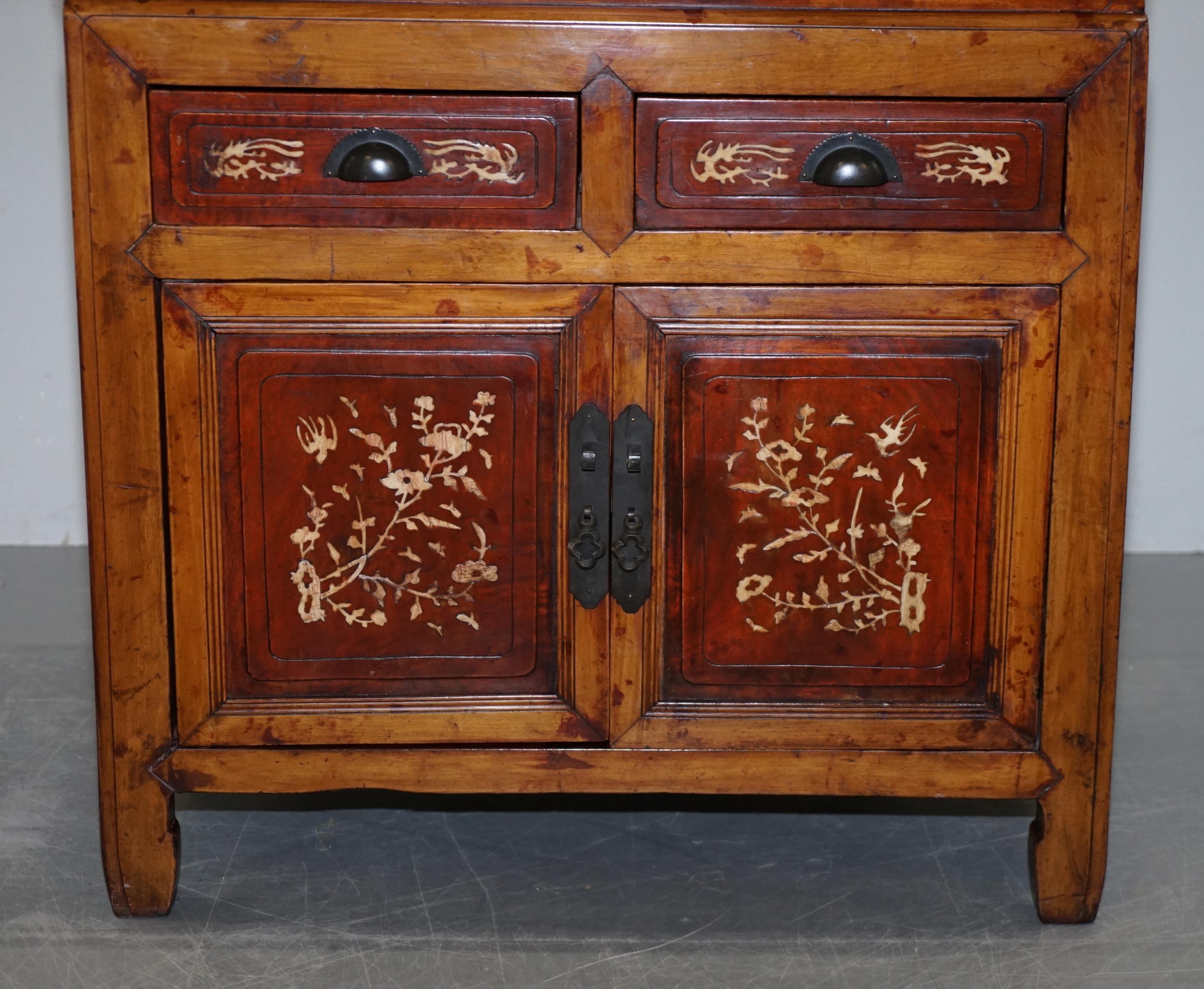Antiguo aparador chino de exportación circa 1900 de madera roja lacada con incrustaciones Exportación china en venta