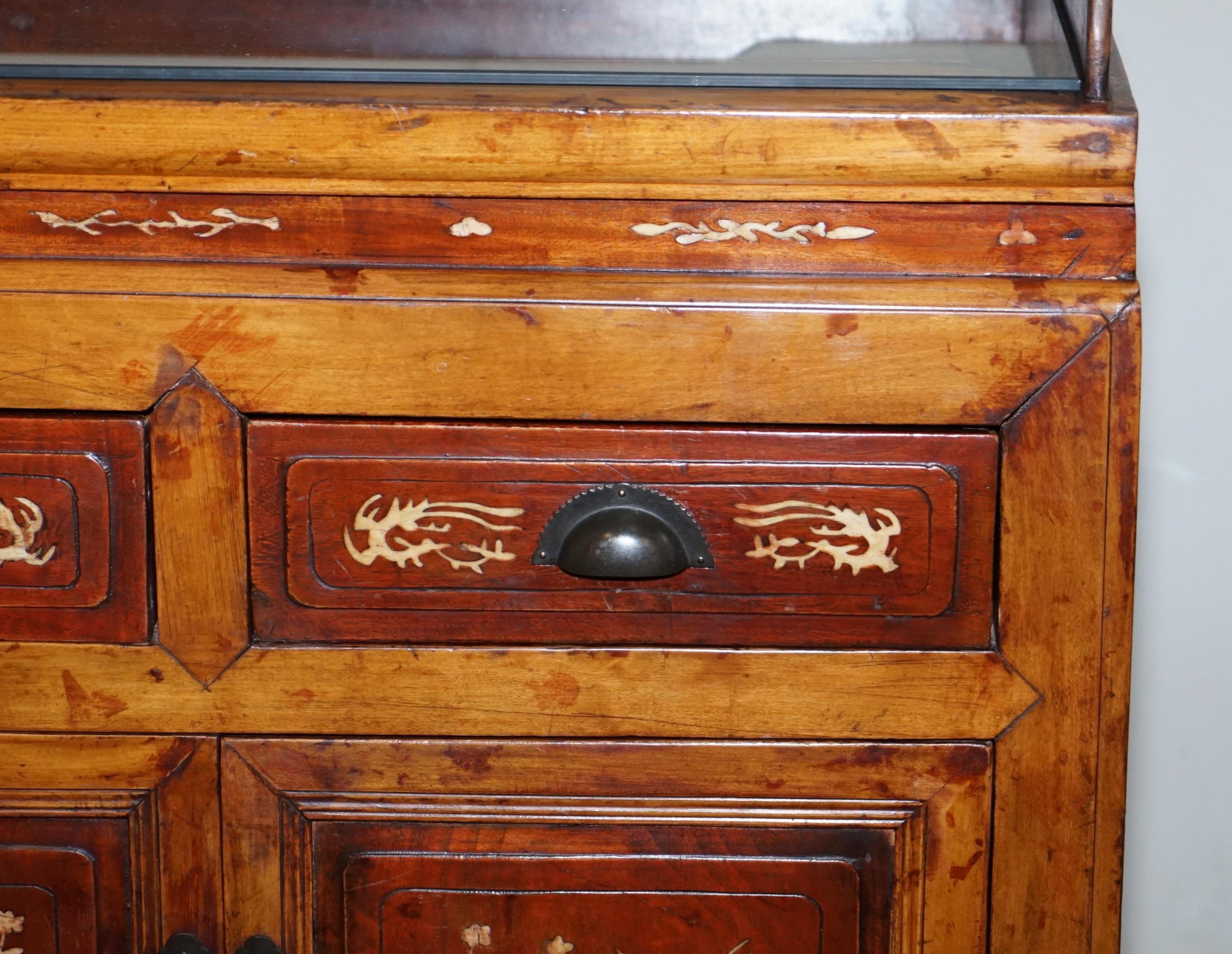 Antiguo aparador chino de exportación circa 1900 de madera roja lacada con incrustaciones Hecho a mano en venta