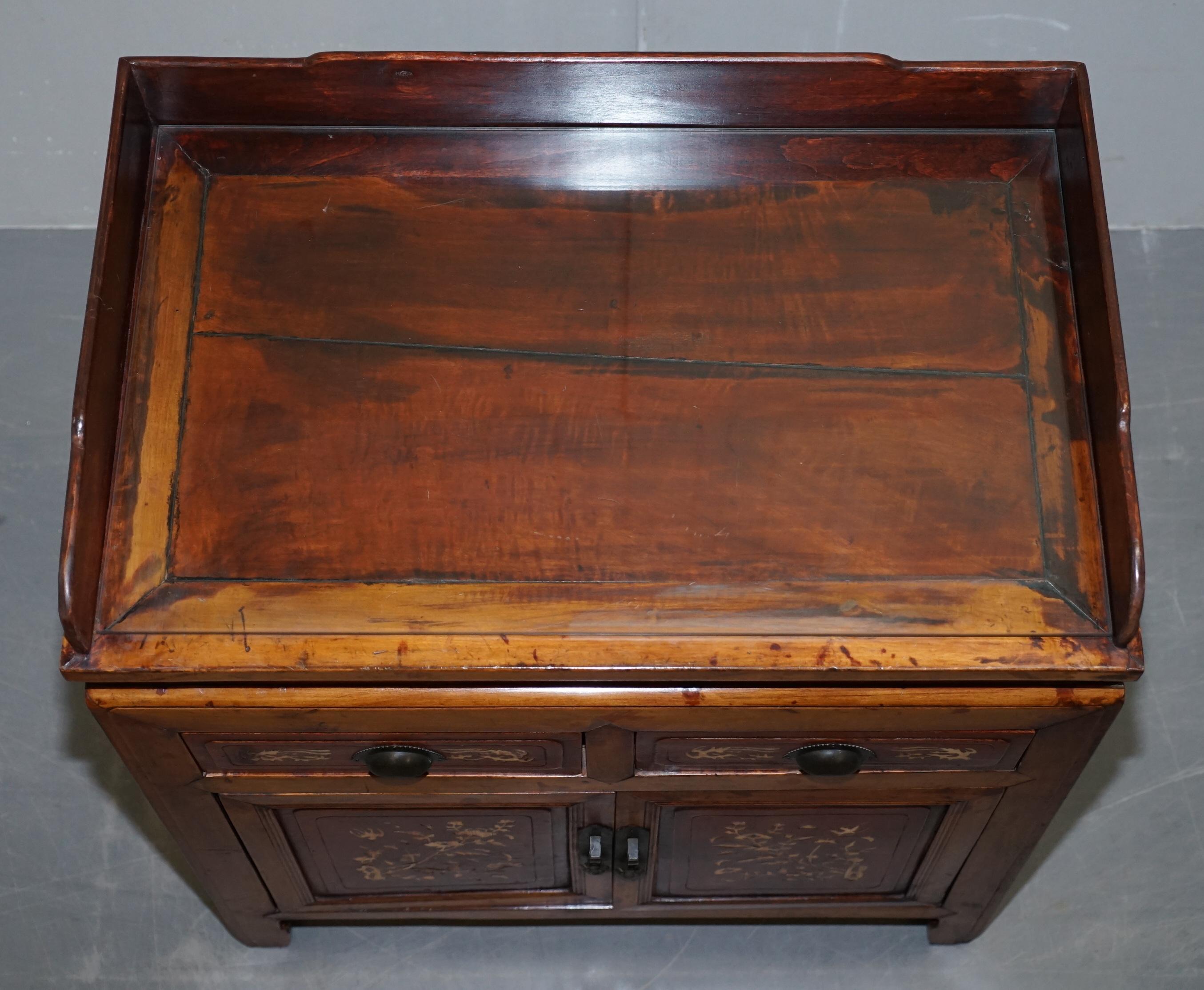 Antiguo aparador chino de exportación circa 1900 de madera roja lacada con incrustaciones Teca en venta