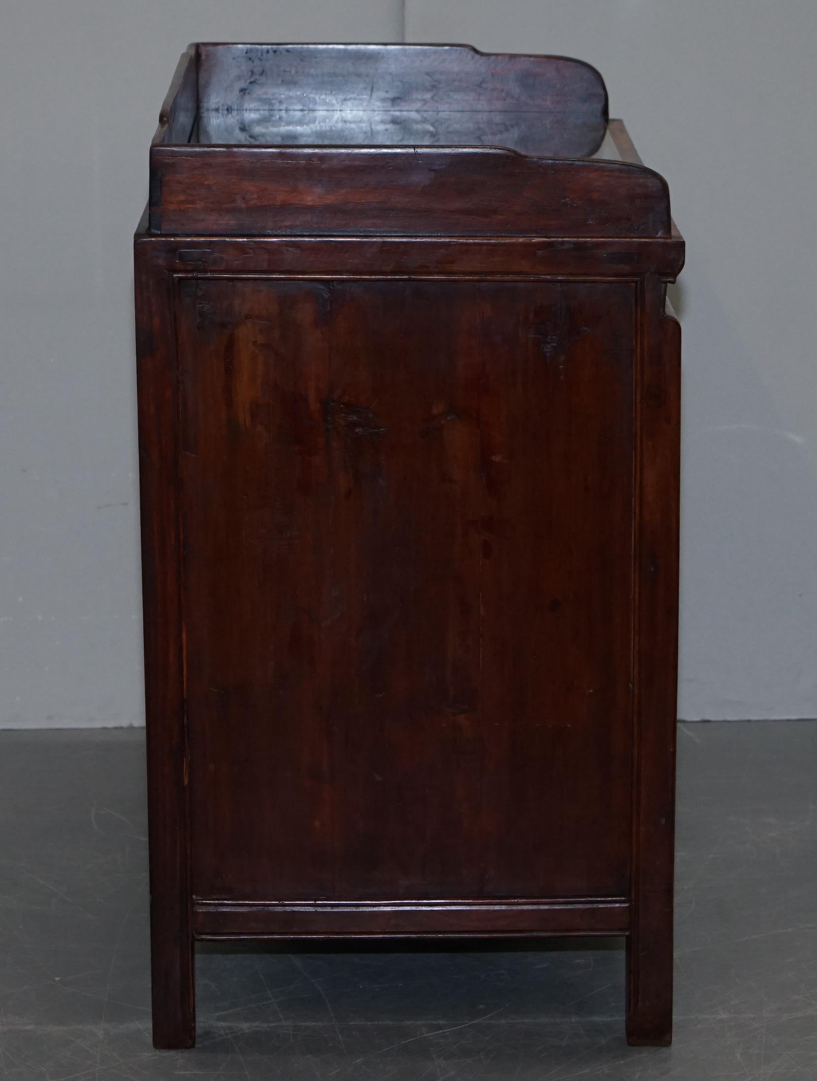 Antiguo aparador chino de exportación circa 1900 de madera roja lacada con incrustaciones en venta 1